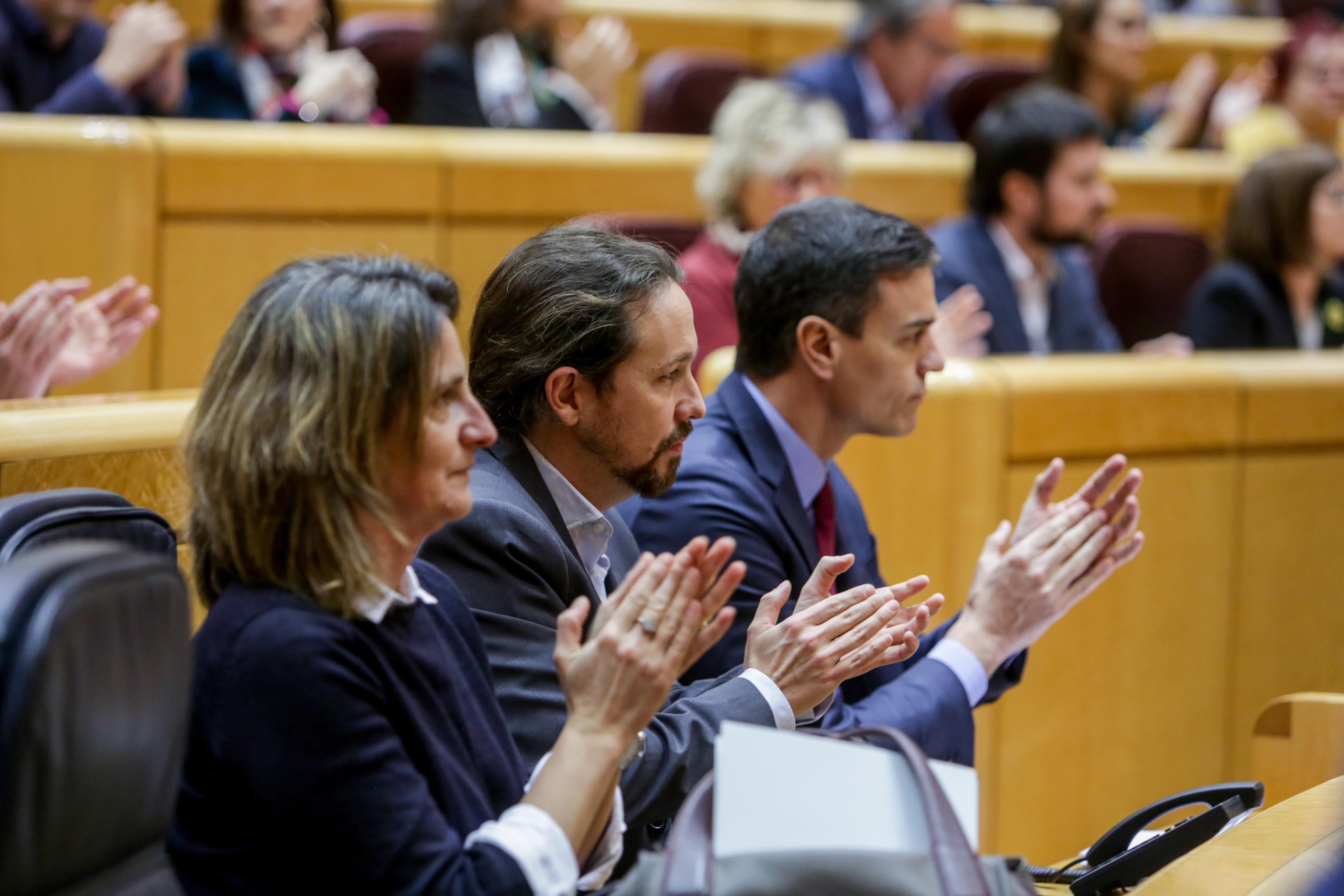 Teresa Ribera, Pablo Iglesias y el presidente del Gobierno Pedro Sánchez en el Senado