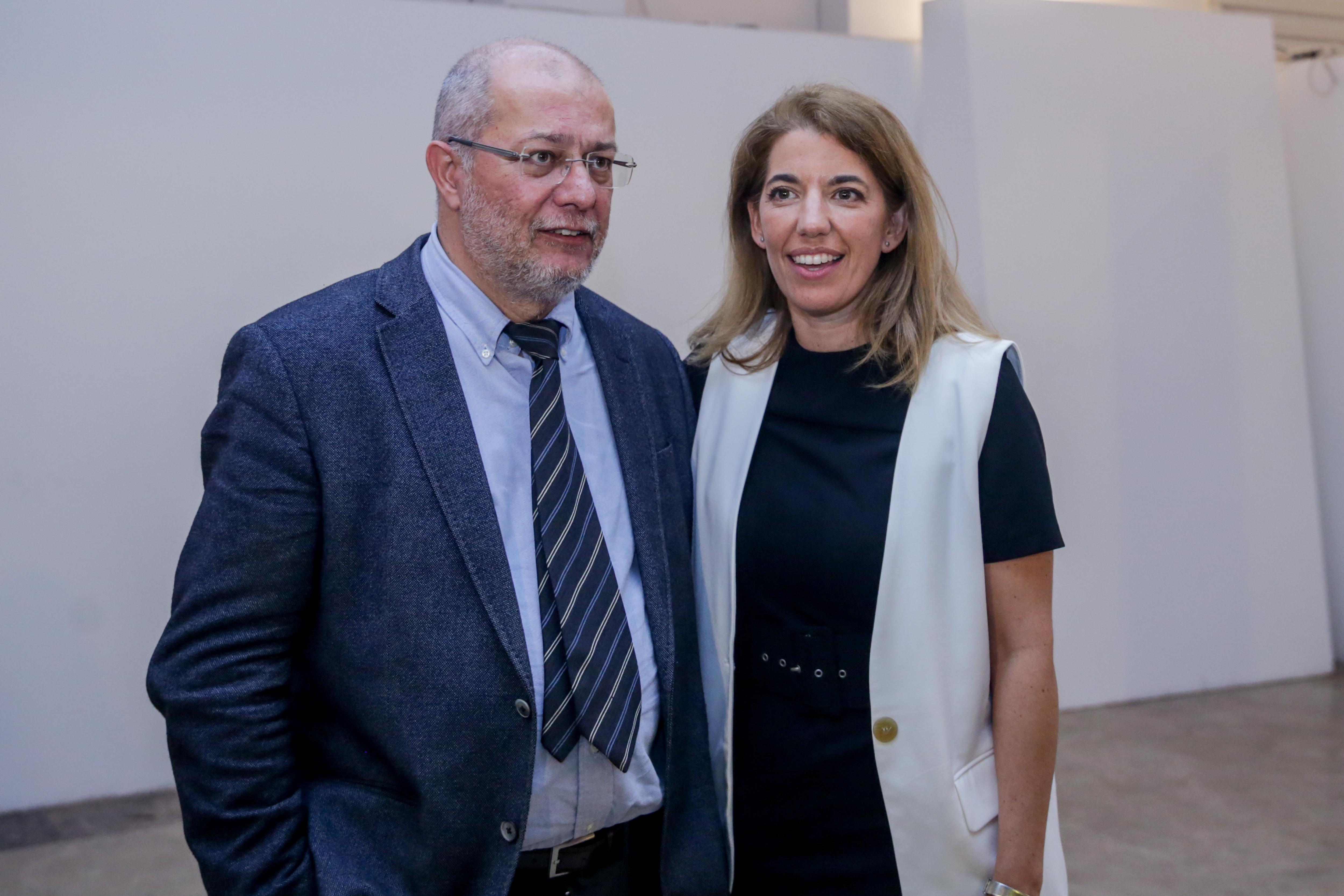 El diputado de Ciudadanos por Valladolid Francisco Igea Arisqueta (i) junto a la diputada de Ciudadanos en la Asamblea de Madrid Marta Marbán (d) tras el acto de la plataforma ´Ciudadanos Eres T