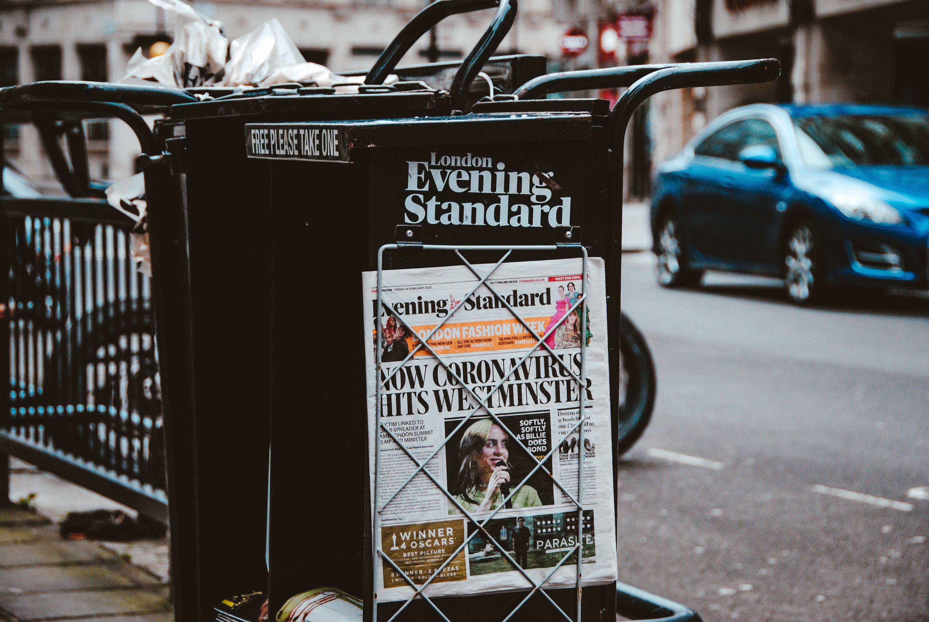 Un stand de periódicos con noticias sobre el coronavirus. Unsplash