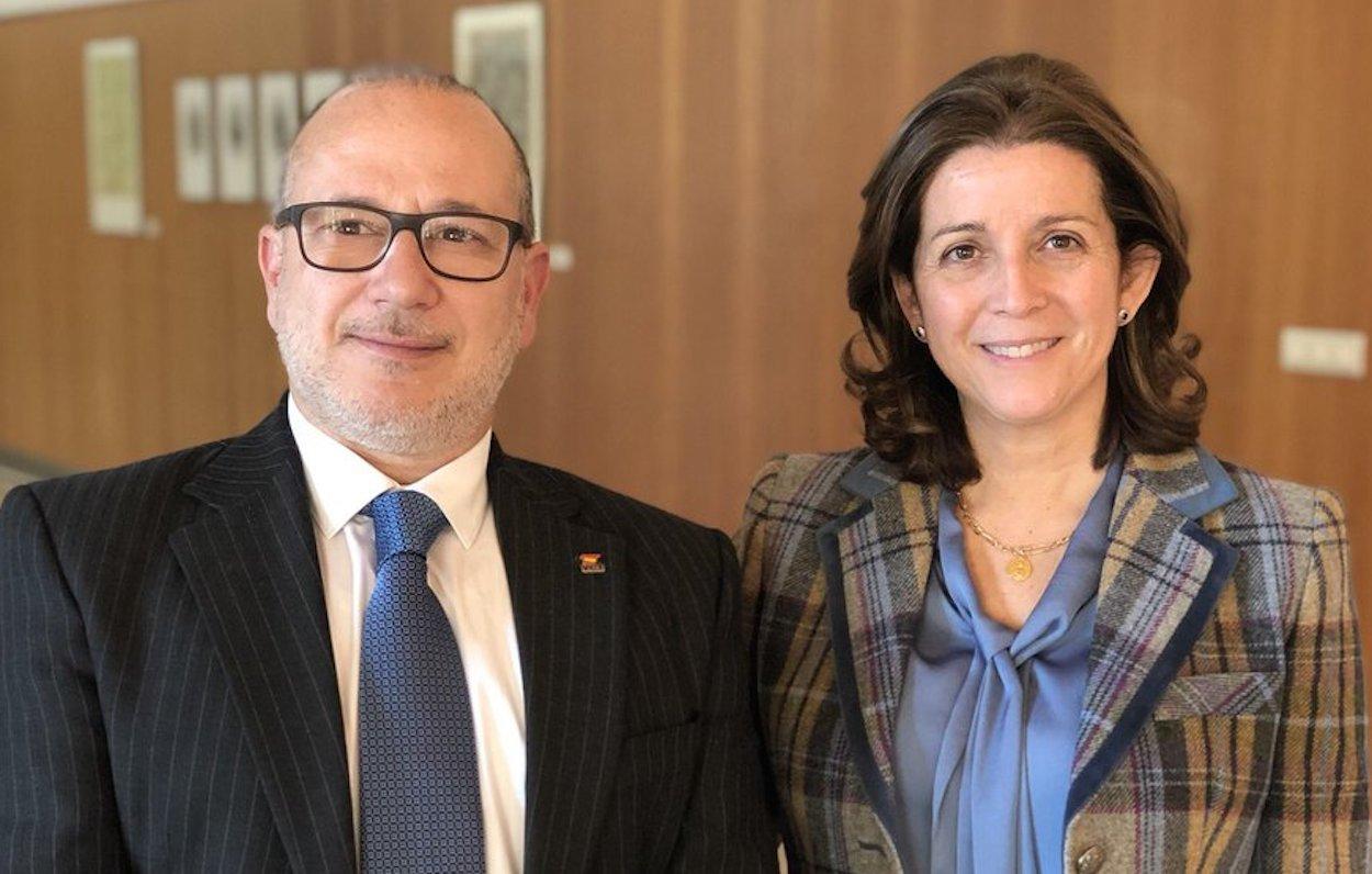 María Jesús Piñero, junto al senador de Vox por Andalucía Francisco José Alcaraz.