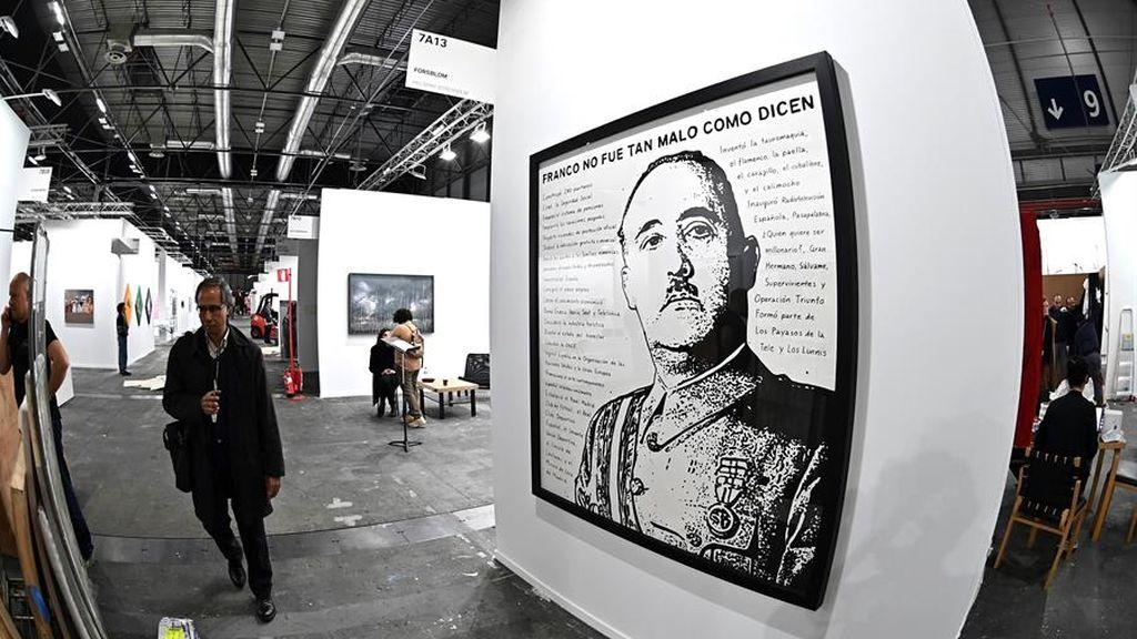 La obra 'Franco no era tan malo' exhibida en Arco. Fuente: Telecinco