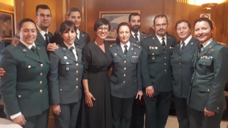 La directora general, María Gámez, junto a un grupo de guardias civiles tras asumir el mando