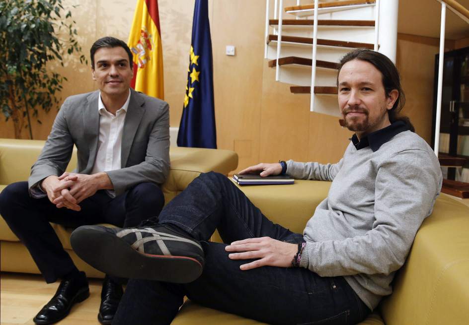 El secretario general del PSOE, Pedro Sánchez, y y el de Podemos, Pablo Iglesias.jpg