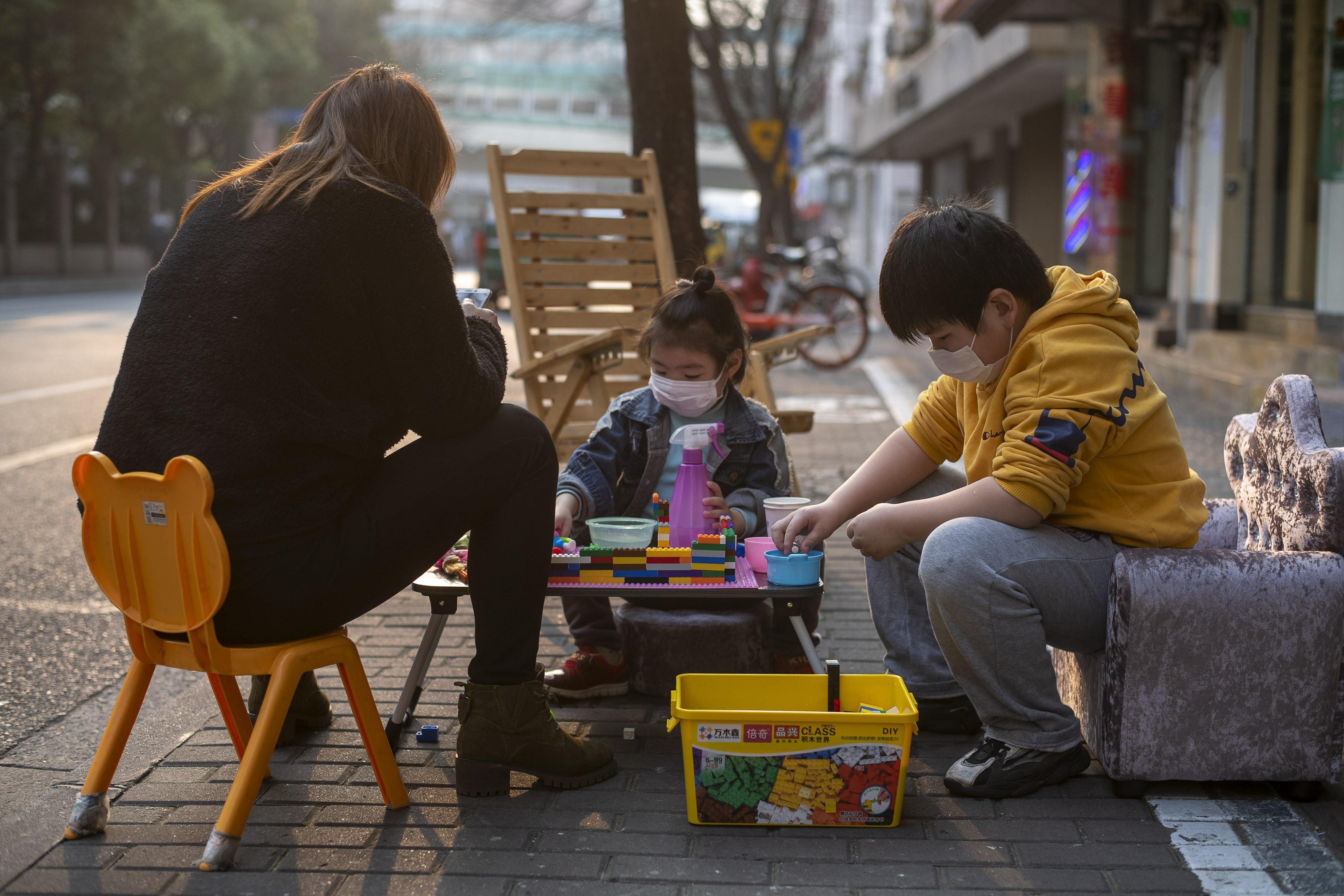 Una familia con mascarilla en Shangai. EP
