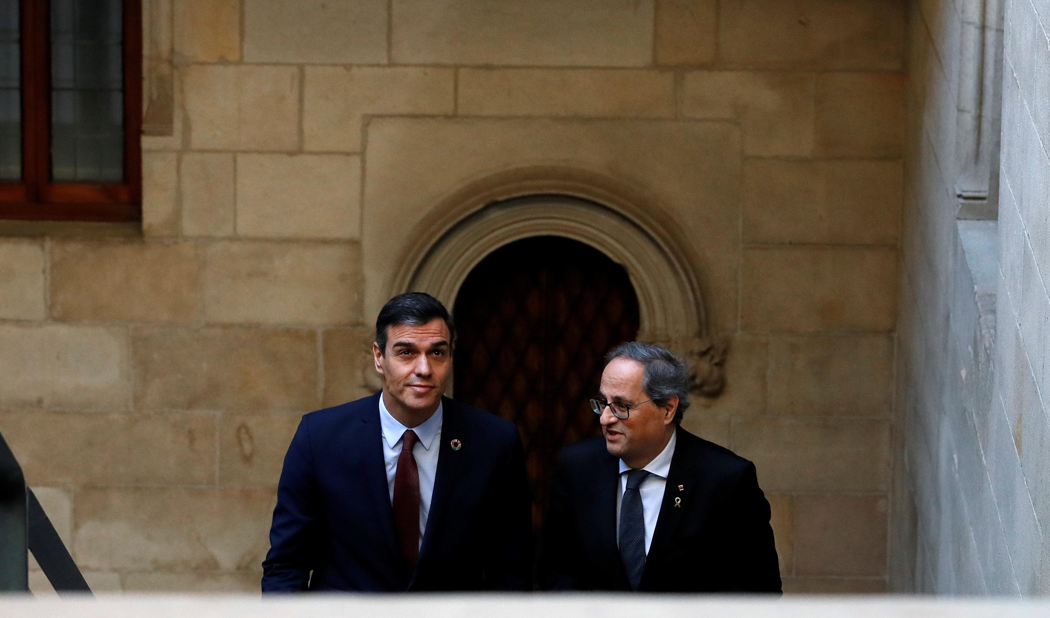 El presidente de la Generalitat Quim Torra (dech) y el presidente del Gobierno Pedro Sánchez (izq) a su llegada al Palau de la Generalita