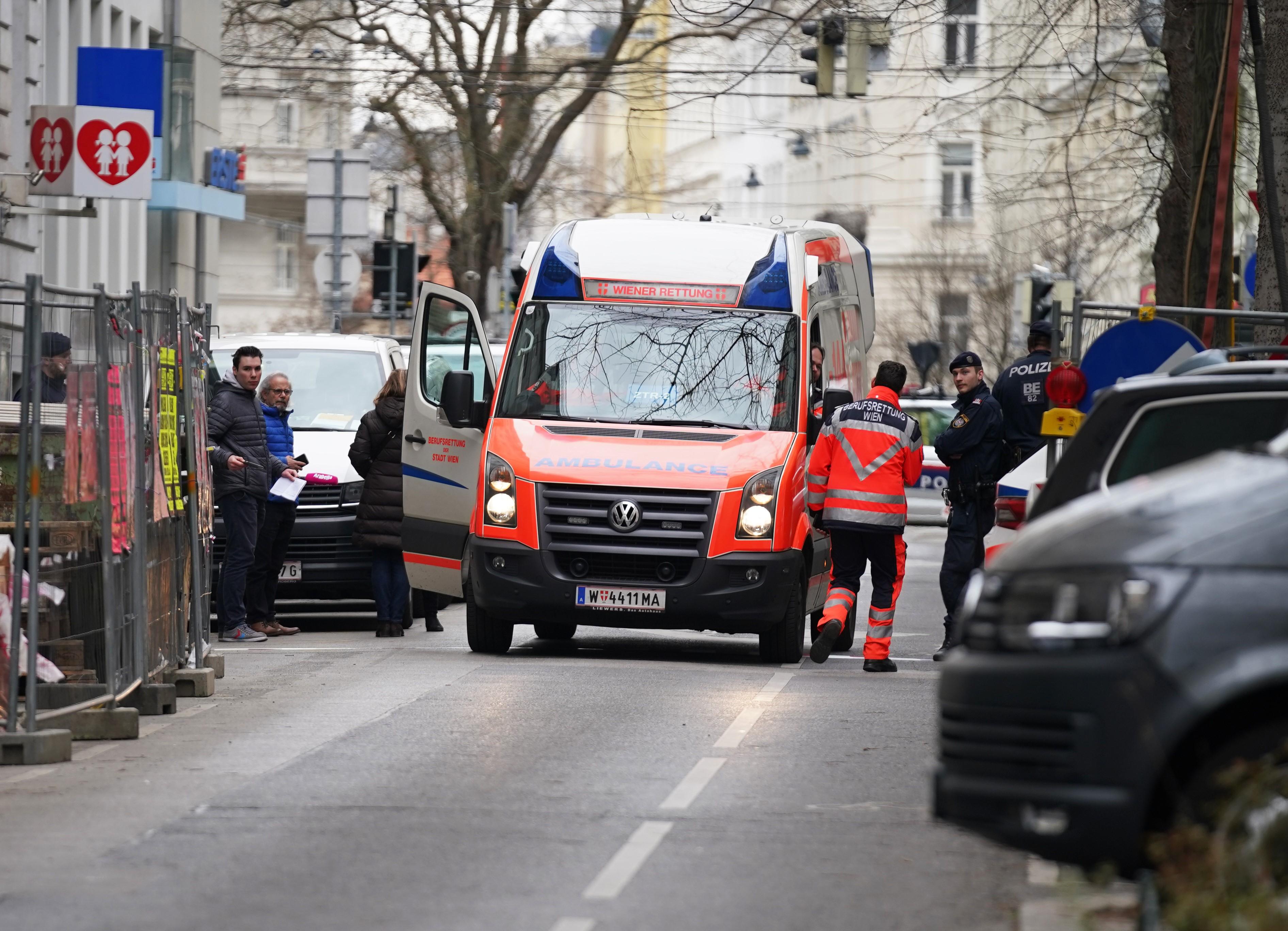 Una ambulancia recoge a un profesor que presentaba una posible causa de coronavirus en Austria. EP