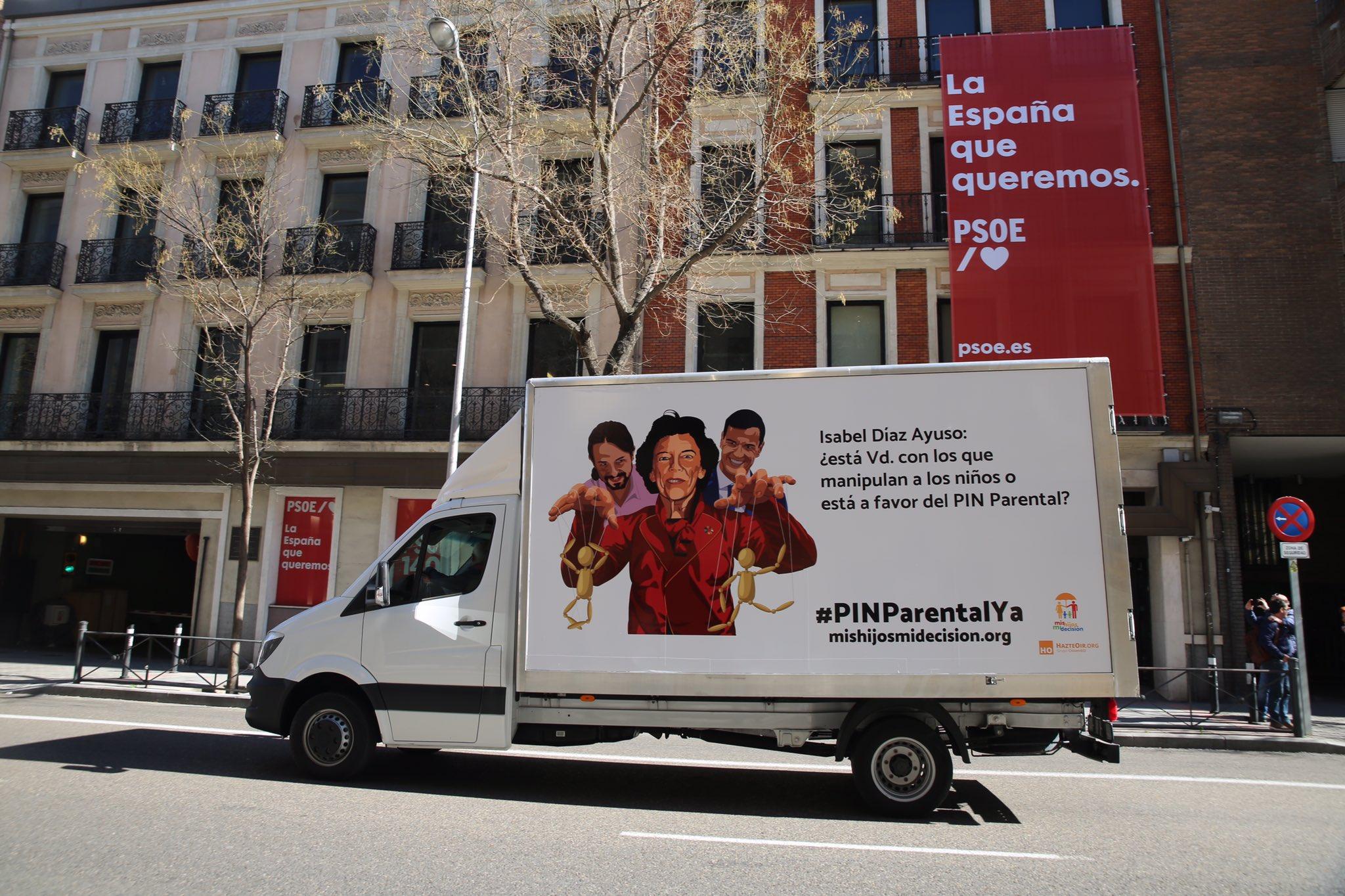 Autobús de Hazte Oír en la sede del PSOE. Fuente: Twitter.