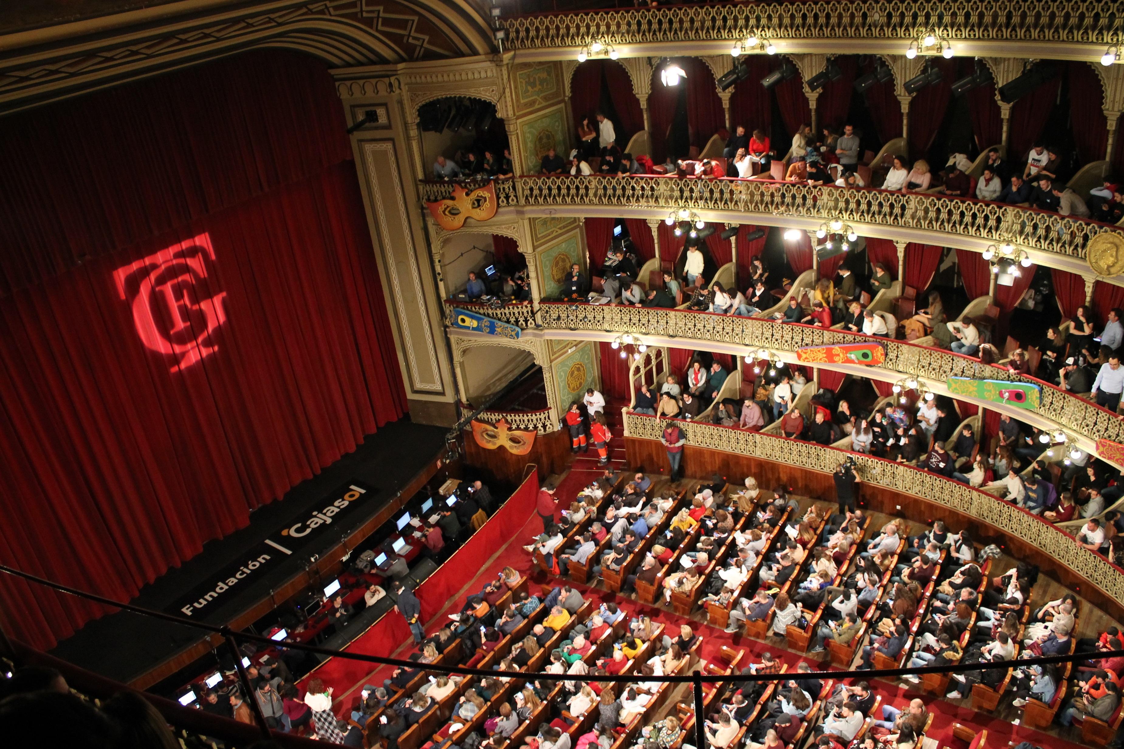 Imagen del interior del Gran Teatro Falla en una función de Carnaval