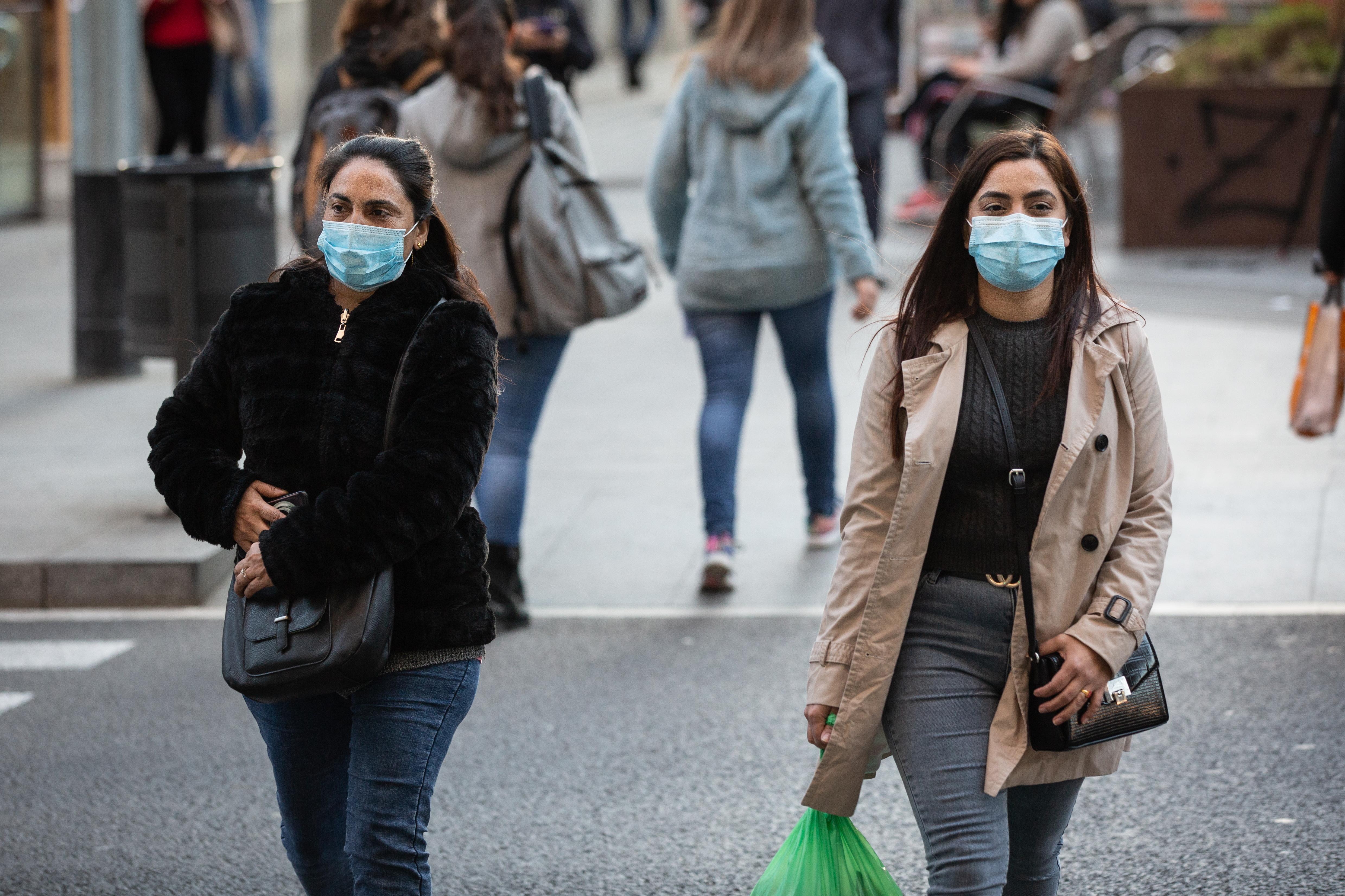 Dos mujeres con mascarilla por la calle. Europa Press