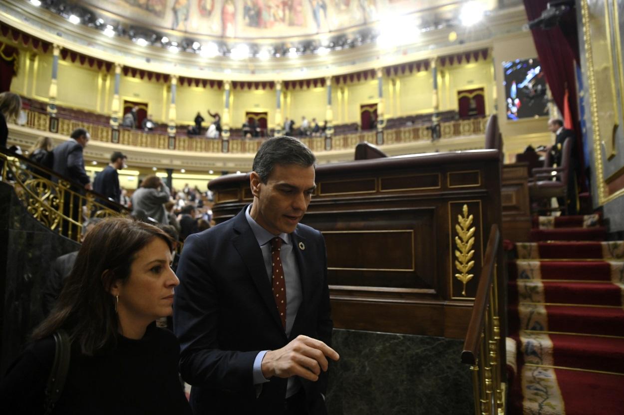 Pedro Sánchez junto a la portavoz parlamentaria del PSOE, Adriana Lastra