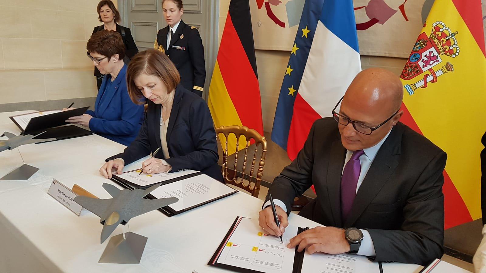 El acuerdo para esta fase del proyecto ha sido rubricado por la ministra de Defensa alemana, Annegret Kramp-Karrenbauer, la francesa, Florence Parly, y el secretario de Estado de Defensa español, Ángel Olivares, por delegación de la ministra de Defensa, Margarita Robles El acuerdo para esta fase del proyecto ha sido rubricado por la ministra de Defensa alemana, Annegret Kramp-Karrenbauer, la francesa, Florence Parly, y el secretario de Estado de Defensa español, Ángel Olivares, por delegación de la ministra de Defensa, Margarita Robles