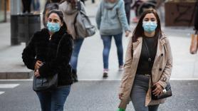 Personas con mascarilla por el brote de coronavirus