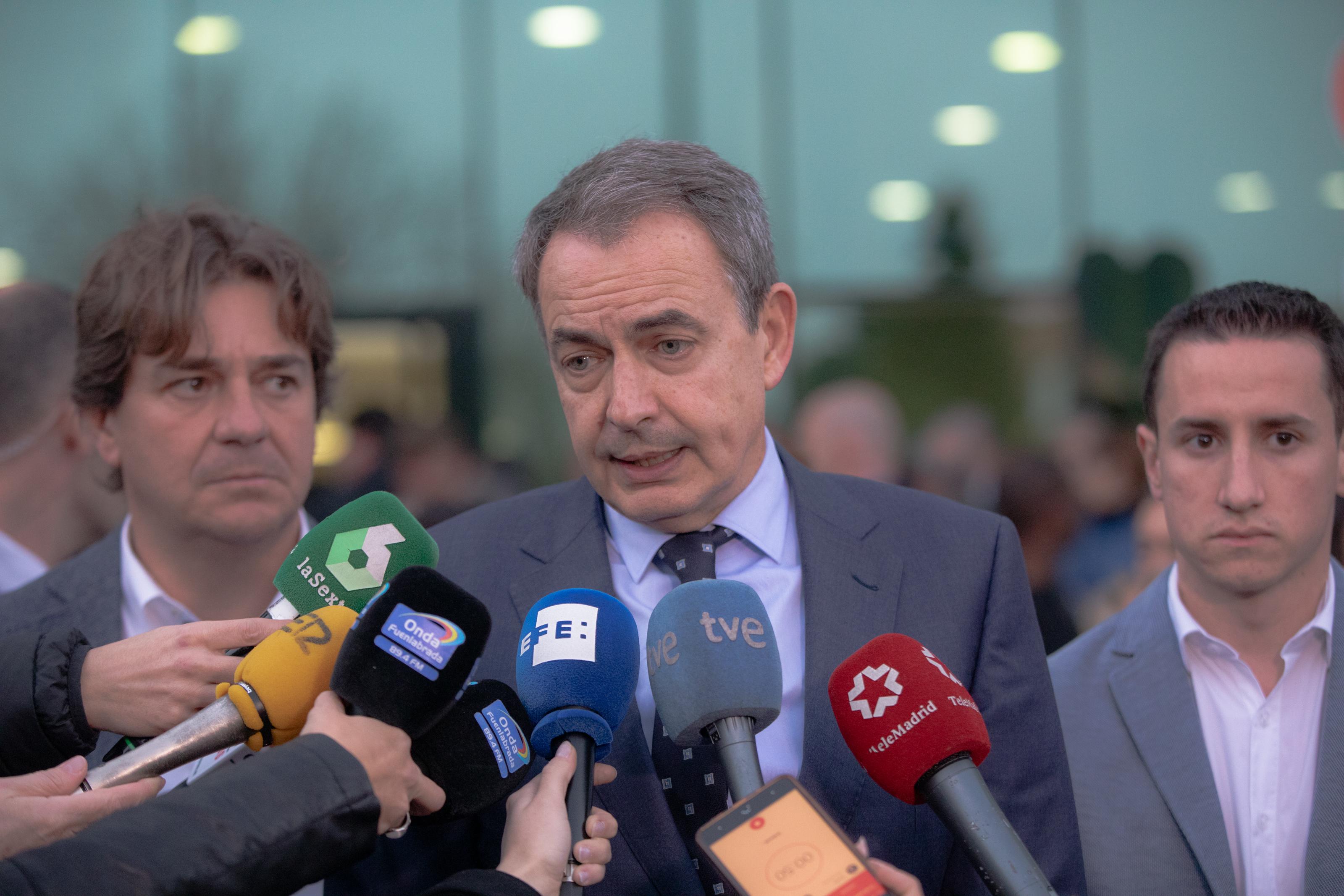 El expresidente del Gobierno José Luis Rodríguez Zapatero atiende a los medios de comunicación tras un minuto de silencio por las mujeres asesinadas y antes de la presentación de la 'Plataforma