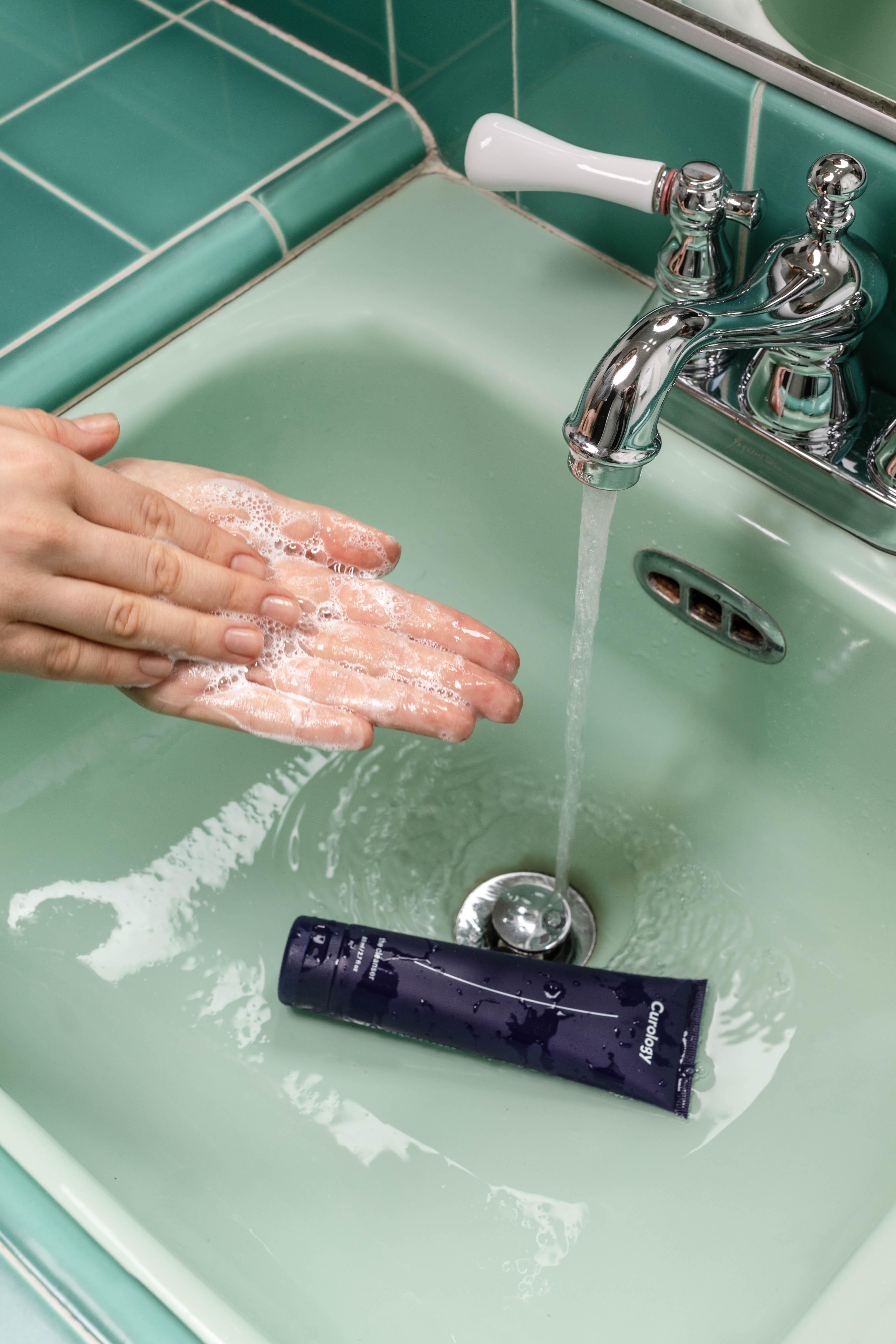 Cómo lavarse bien las manos para evitar el coronavirus. Curology para Unsplash