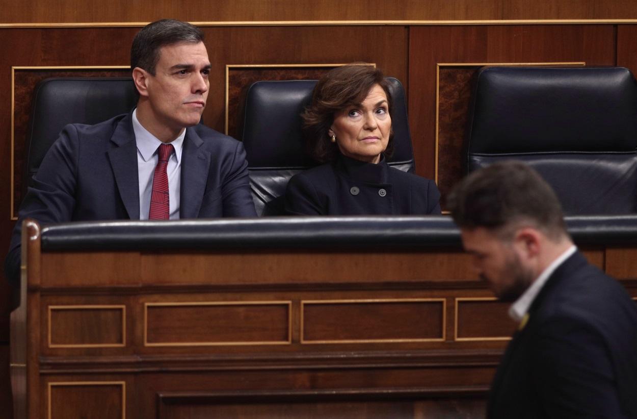 El presidente del Gobierno, Pedro Sánchez, junto a la vicepresidenta primera del Gobierno, Carmen Calvo, frente a Gabriel Rufián