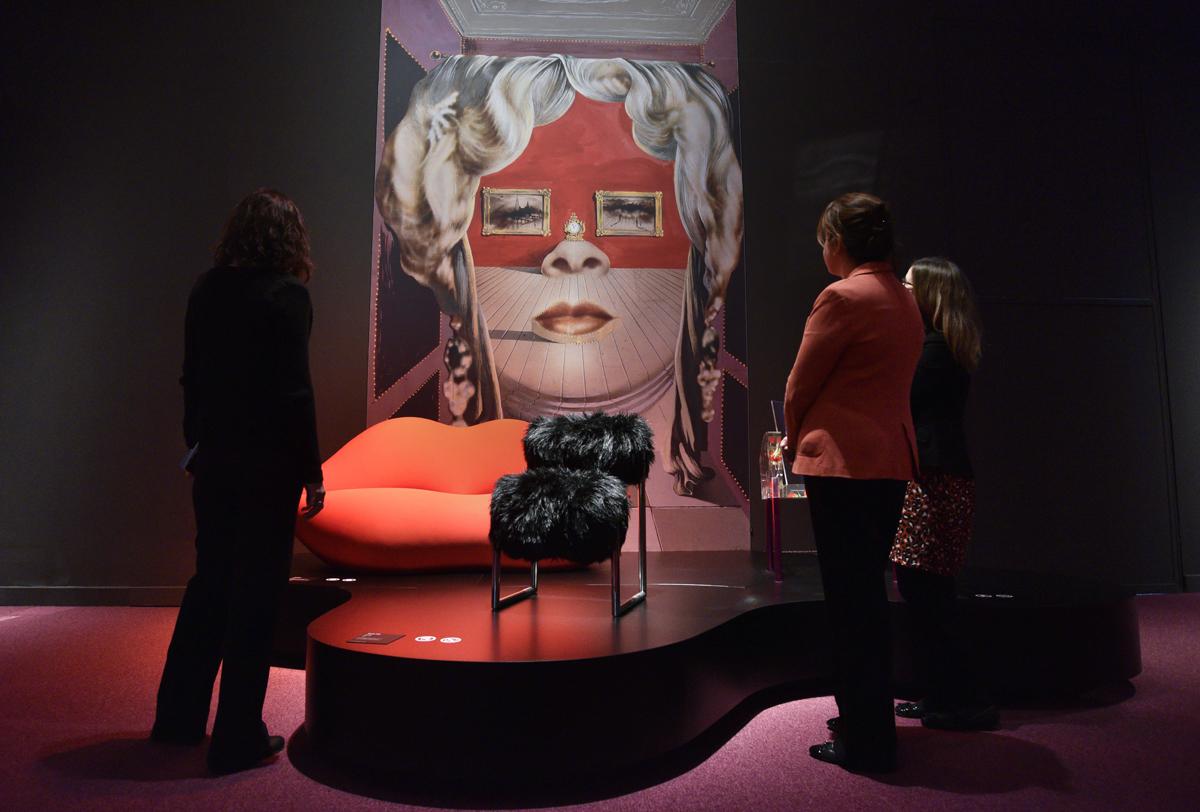 La exposición 'Objetos de deseo. Surrealismo y diseño, 1924-2020', en CaixaForum Barcelona, explora la fructífera relación entre el surrealismo y el diseño a lo largo de los últimos cien años.