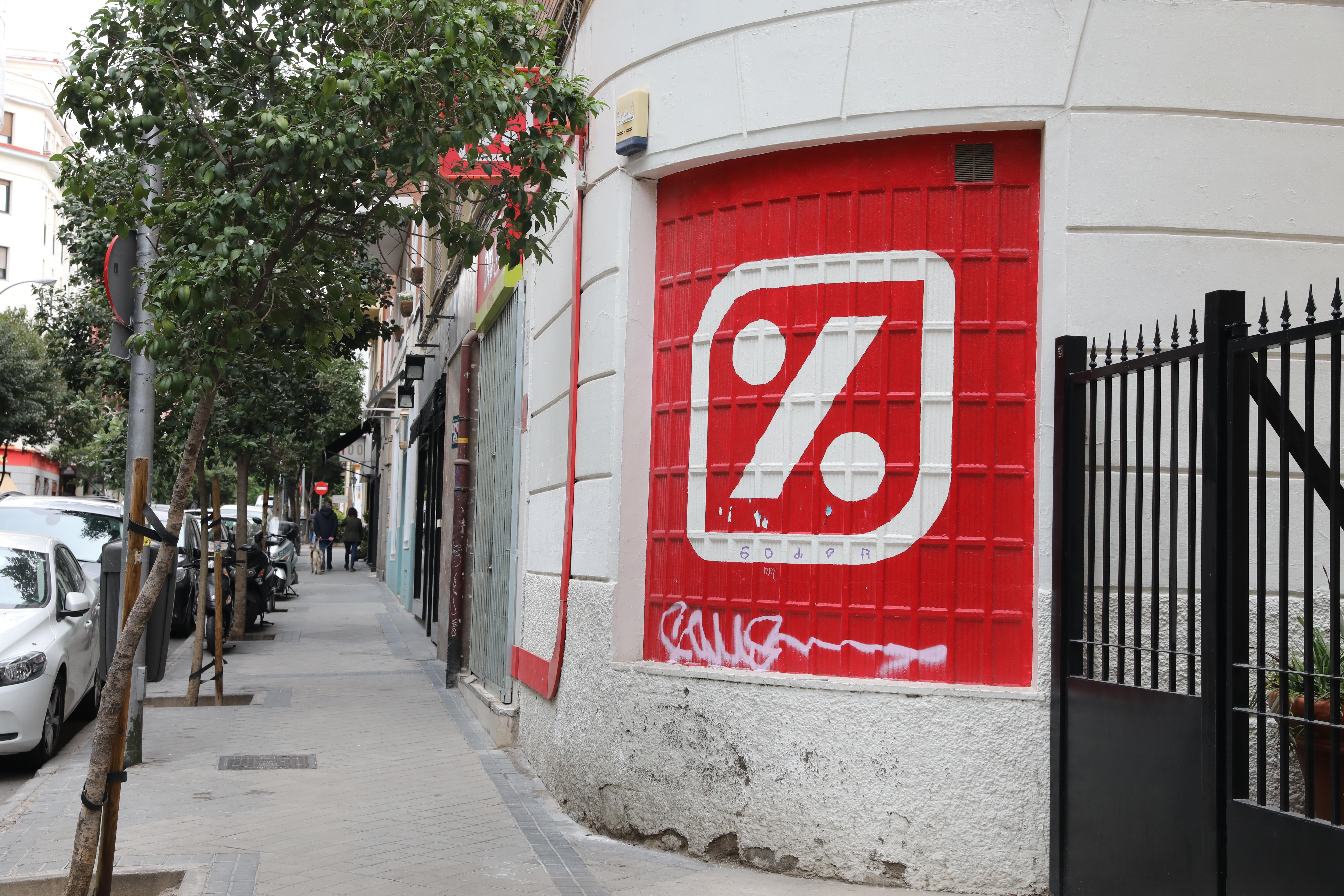 Logo de un supermercado DIA en una pared 