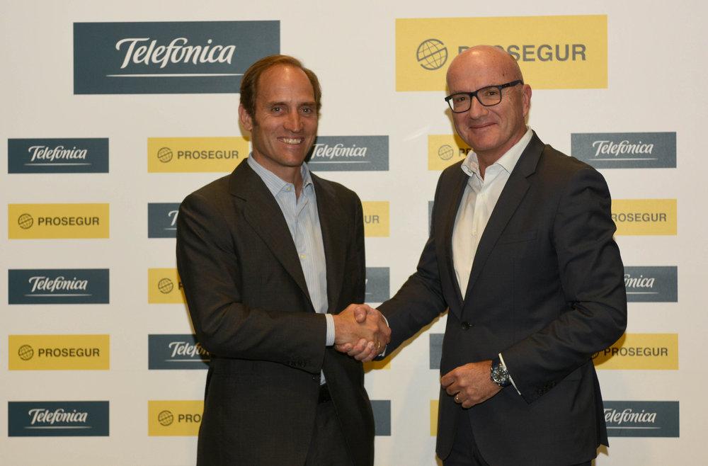 Christian Gut, consejero delegado de Prosegur y Ángel Vilá, consejero delegado de Telefónica, en la firma del acuerdo