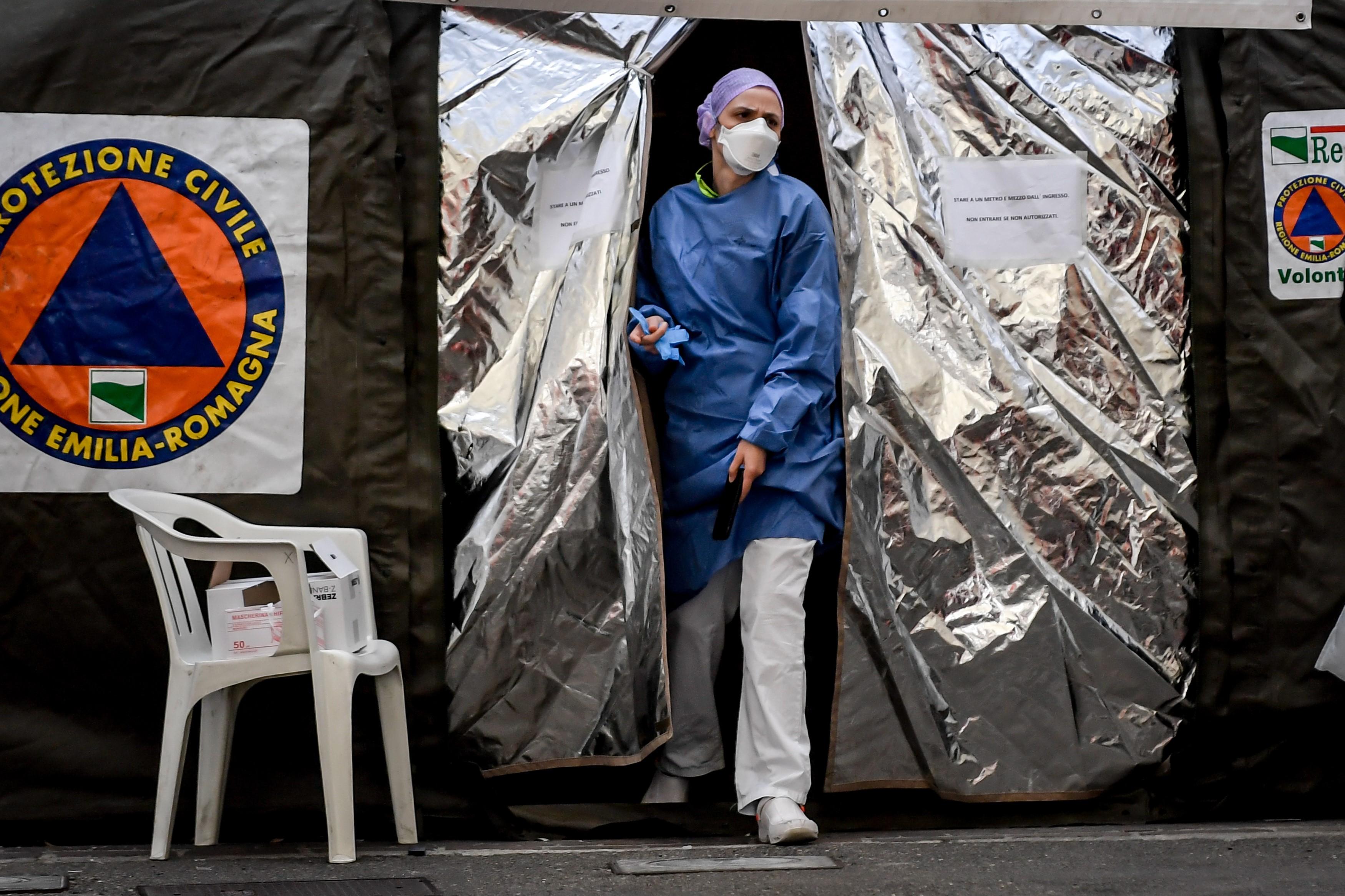Un médico sale de una tienda de emergencia montada delante del hospital Piacenza por la crisis del coronavirus - Europa Press