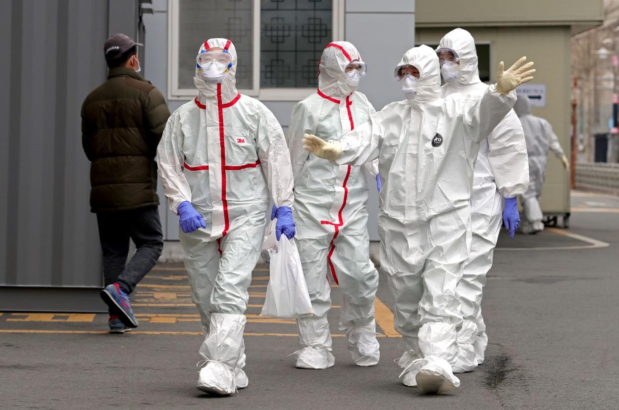 Médicos con el traje de protección ante el coronavirus