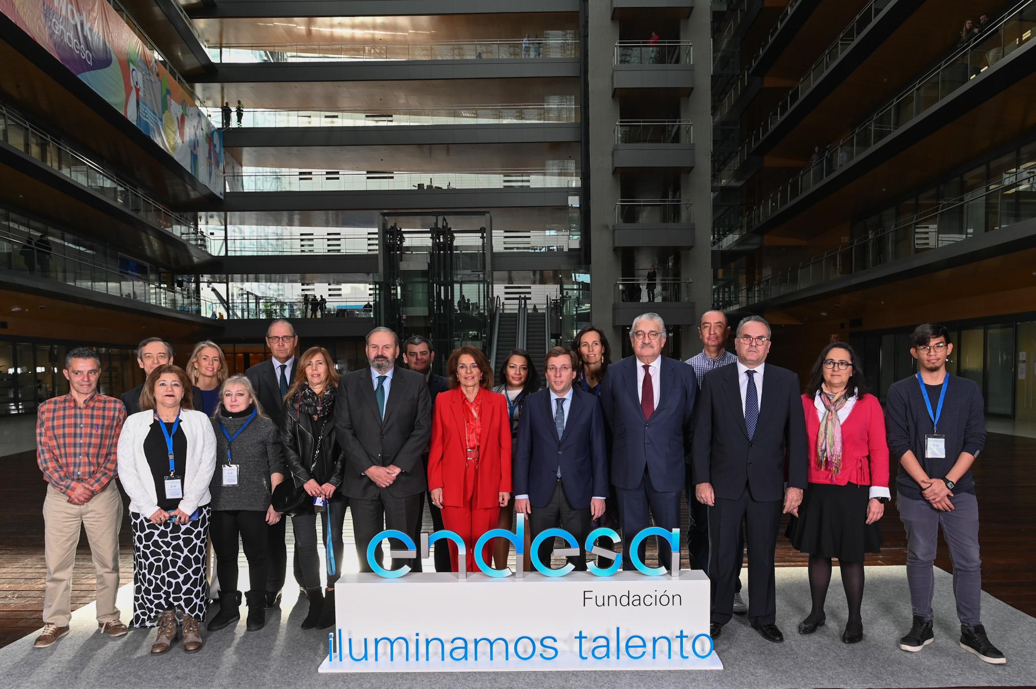 El alcalde de Madrid, José Luis Martínez-Almeida, el presidente de Endesa y de la Fundación Endesa, Juan Sánchez-Calero, la presidenta de la Fundación Integra, Ana Botella, y el consejero delegado de Endesa, José Bogas, junto a voluntarios y beneficiarios