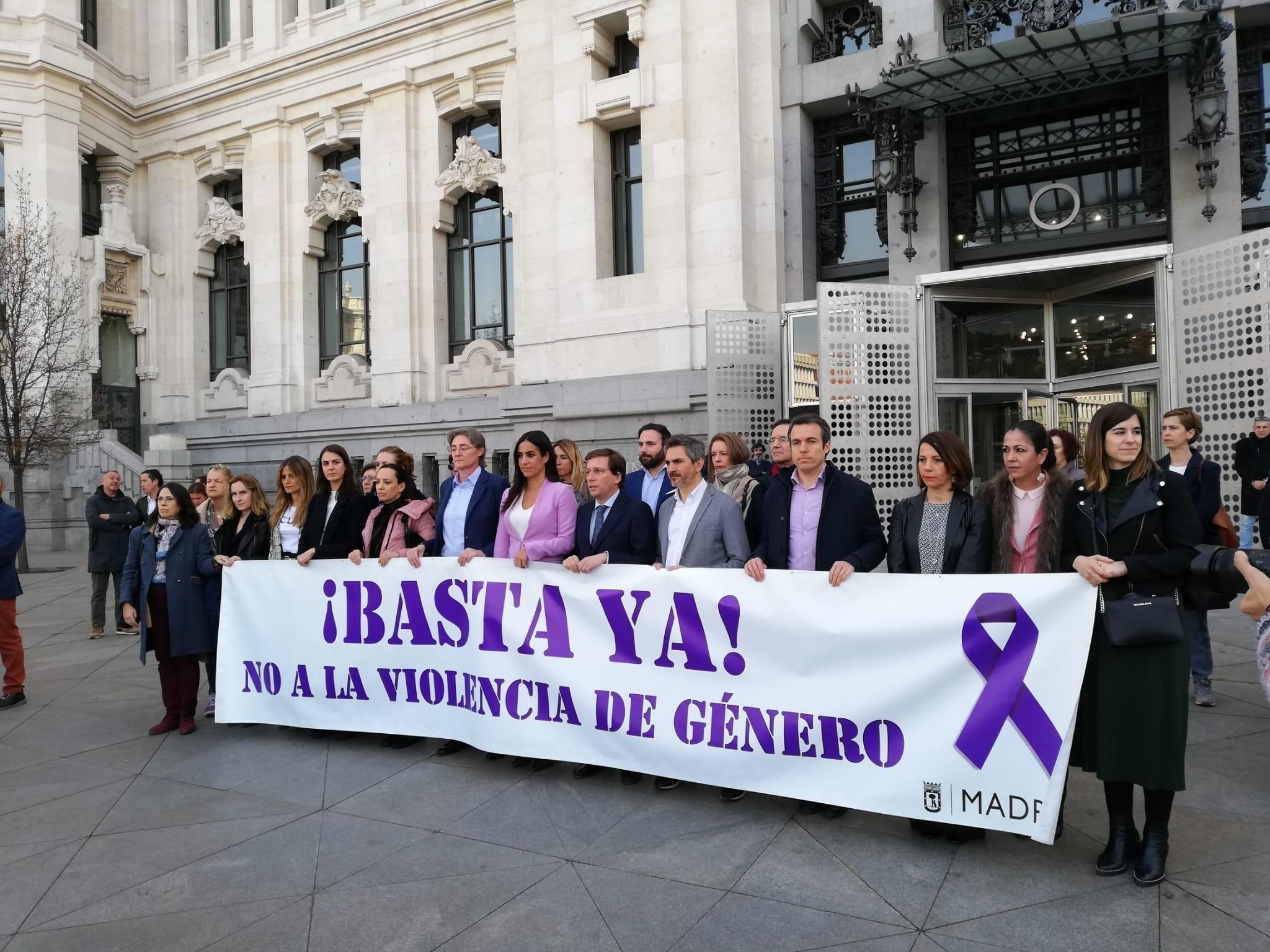 Minuto de silencio en Cibeles en memoria de la víctima de violencia machista de Fuenlabrada. Europa Press.
