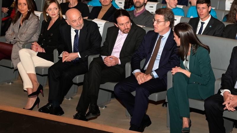 El delegado del Gobierno en Galicia Javier Losada (3i) el vicepresidente segundo Pablo Iglesias (4i) el presidente de la Xunta Alberto Núñez Feijoo (5i) y la Reina Letizia (6i) al inicio