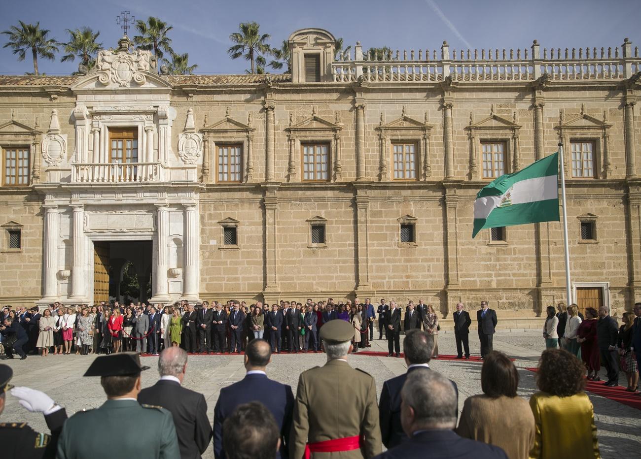 Izada de la bandera de Andalucía frente al parlamento con motivo del 28F.