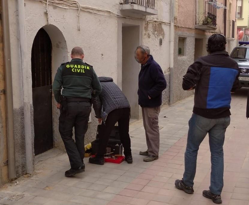 Un cerrajero abre el domicilio en el que estaba atrapada una mujer de 96 años en Marcilla