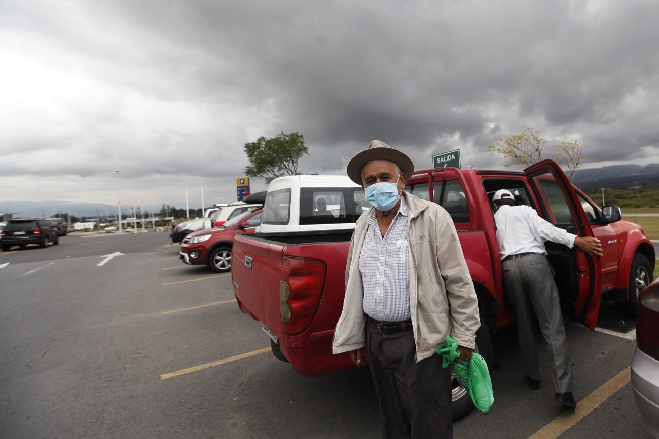 Un hombre con mascarilla en Ecuador