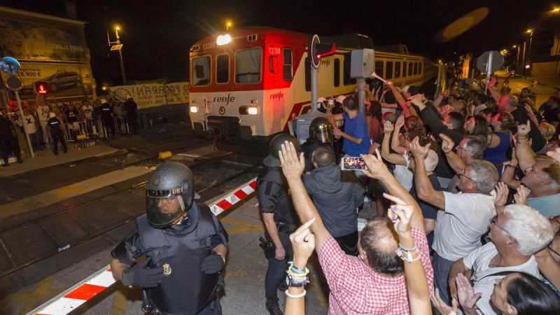 Efectivos de la Policía Nacional desalojaron a la fuerza a algunos vecinos de Murcia que se concentraban anoche, por tercer día consecutivo, en el barrio de Santiago el Mayor de Murcia