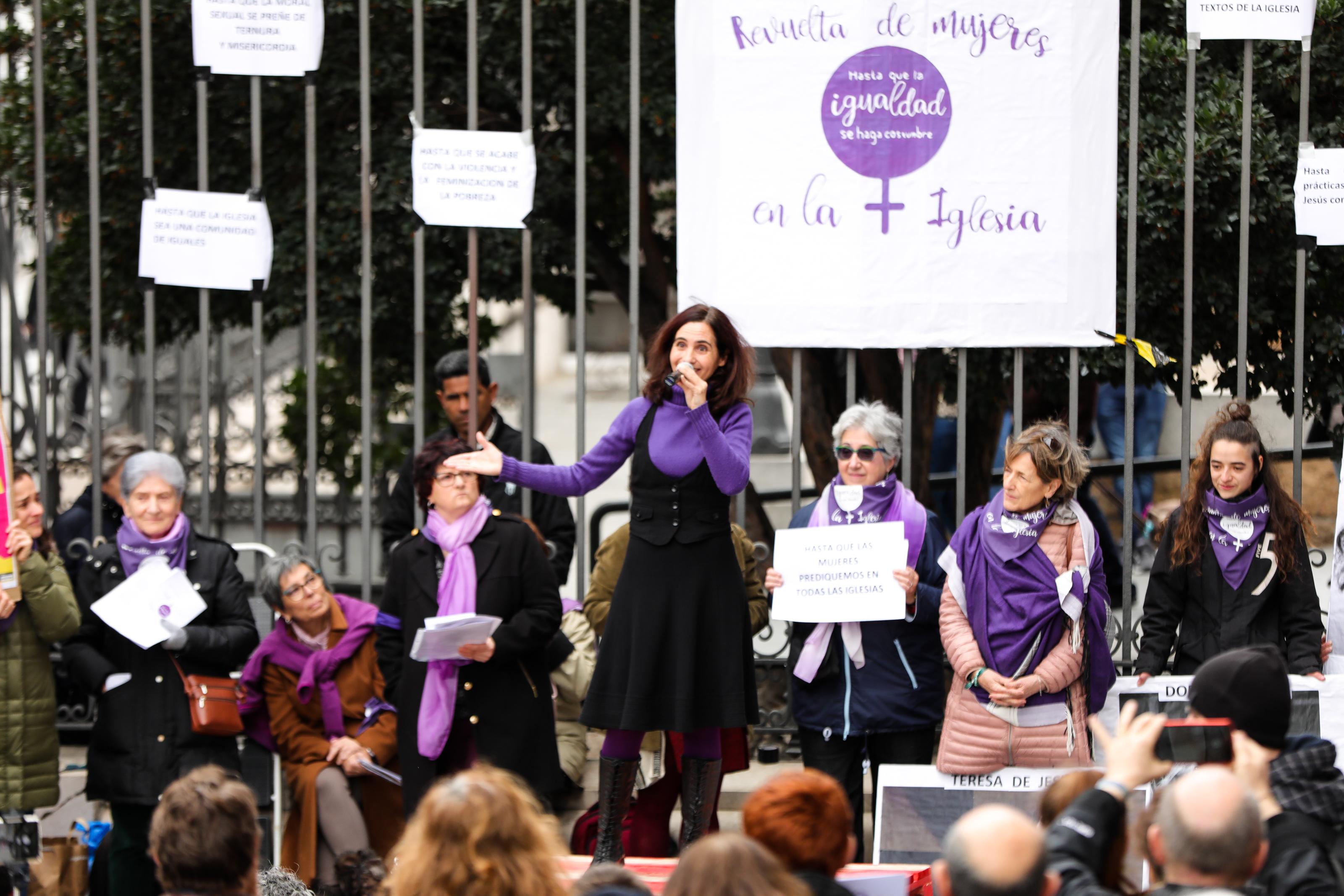 La plataforma Revuelta de Mujeres en la Iglesia se concentra junto a la catedral de la Almudena en Madrid (España) 