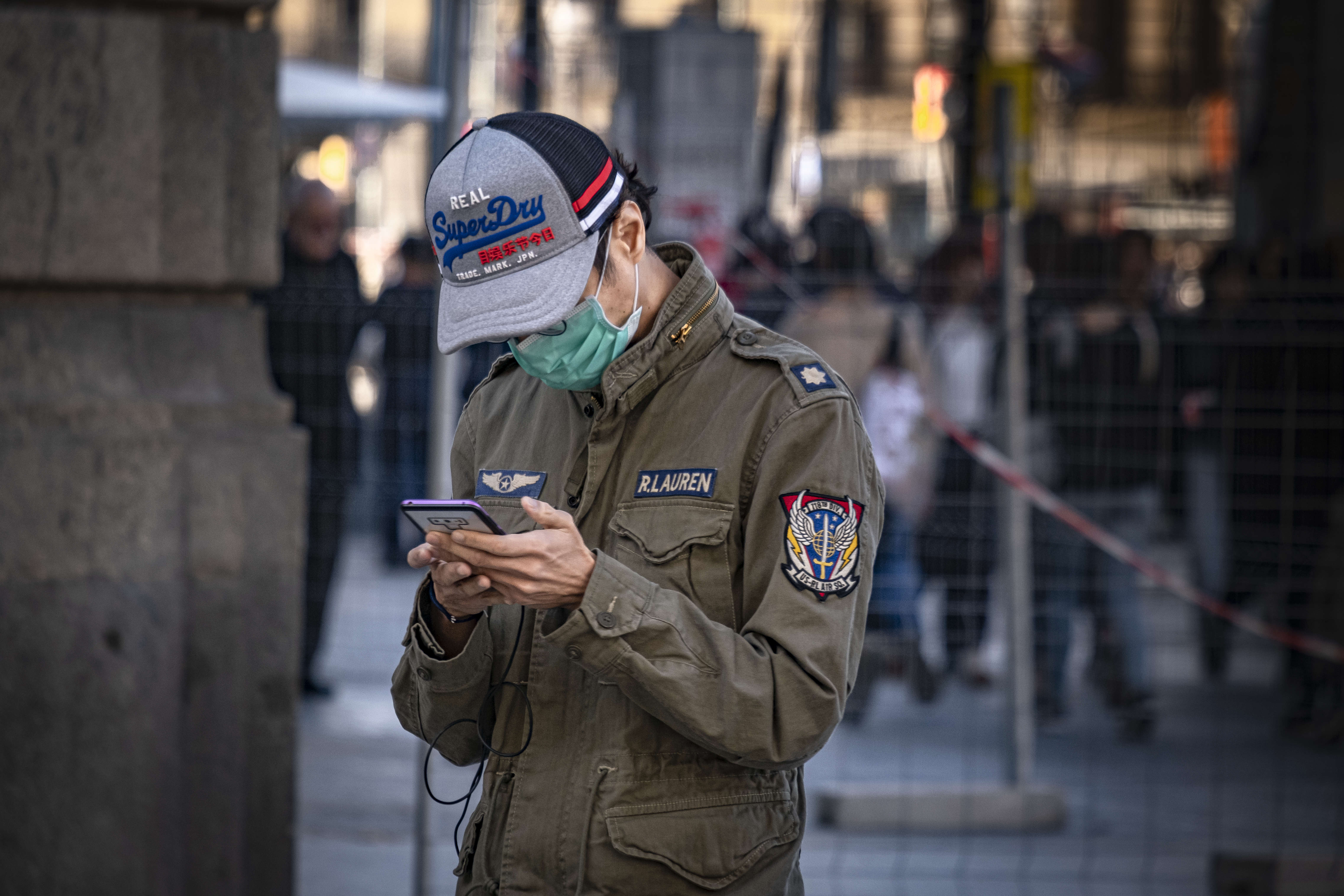 Un hombre con una mascarilla en Barcelona durante la extensión del Coronavirus. EP