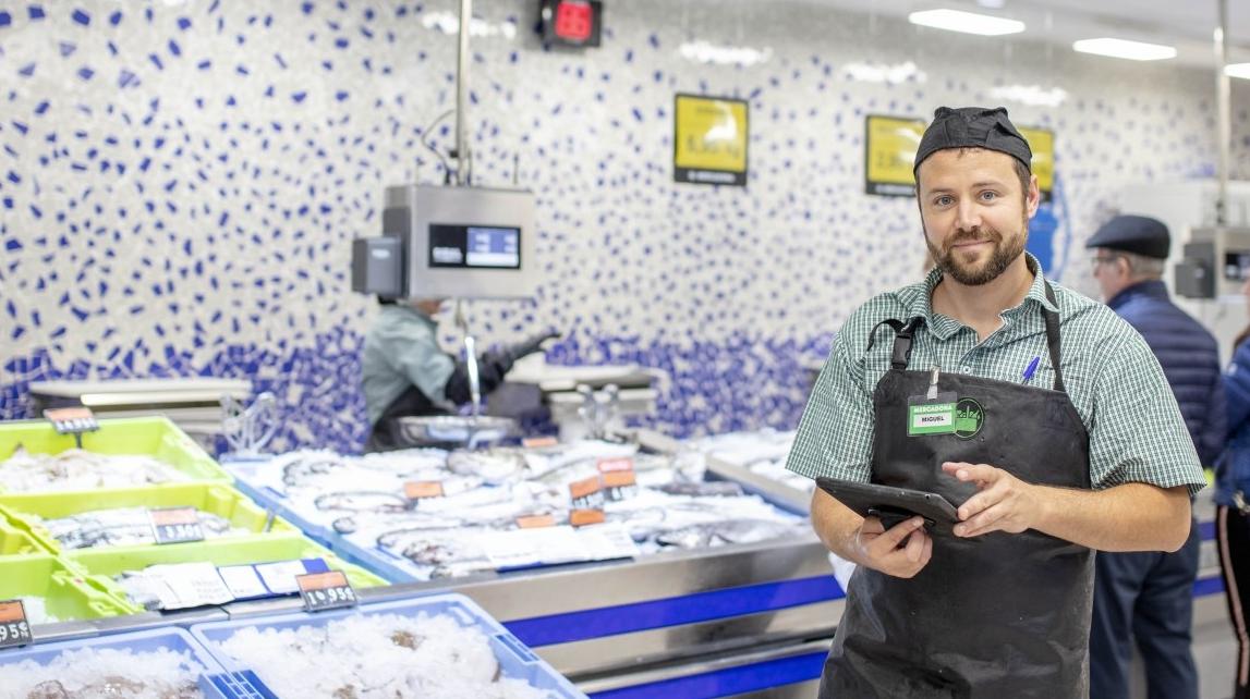 Trabajador de Mercadona en uno de los establecimientos