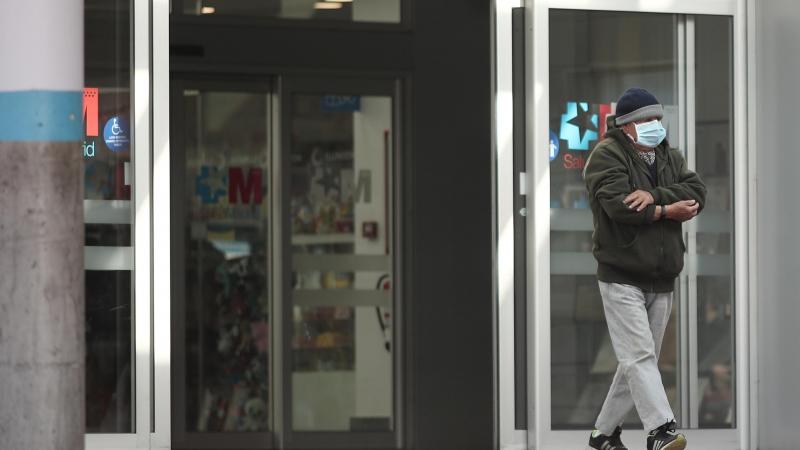 Un hombre con mascarilla en un hospital madrileño / EuropaPress