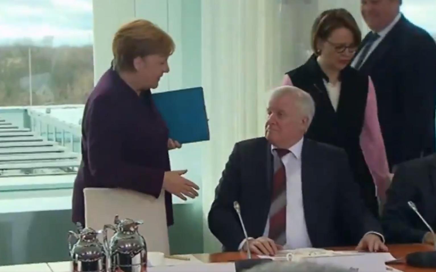 Momento del no saludo entre Angela Merkel y Horst Seehofer. Fuente: Twitter.