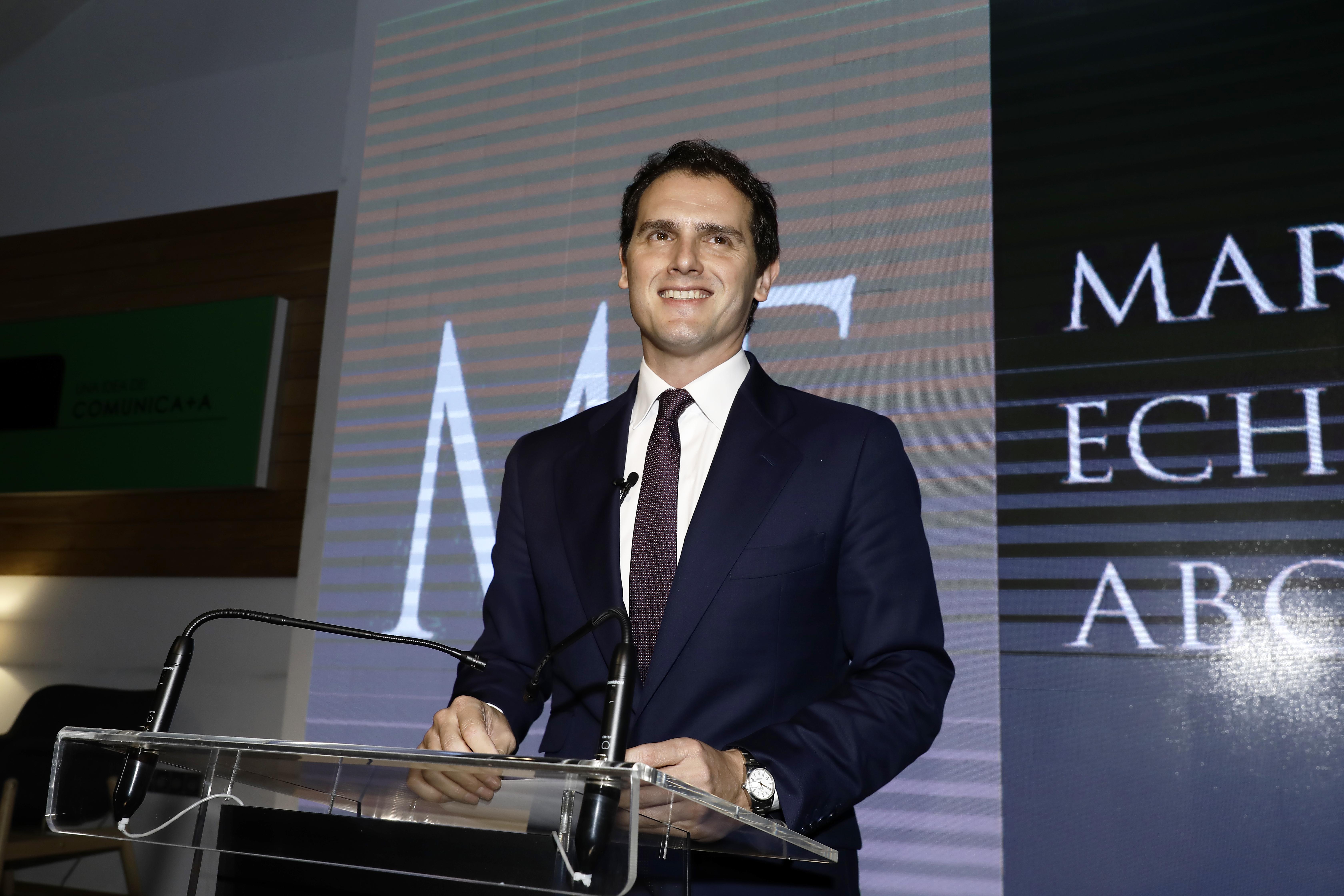 El expresidente de Ciudadanos Albert Rivera durante la rueda de prensa que ha ofrecido a los medios tras el anuncio de su fichaje por el despacho de abogados Martínez Echevarría