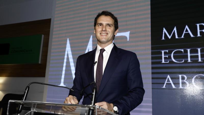 El expresidente de Ciudadanos Albert Rivera durante la rueda de prensa que ha ofrecido a los medios tras el anuncio de su fichaje por el despacho de abogados Martínez Echevarría