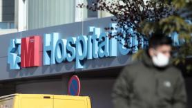 Un hombre con mascarilla frente al Hospital de Torrejón