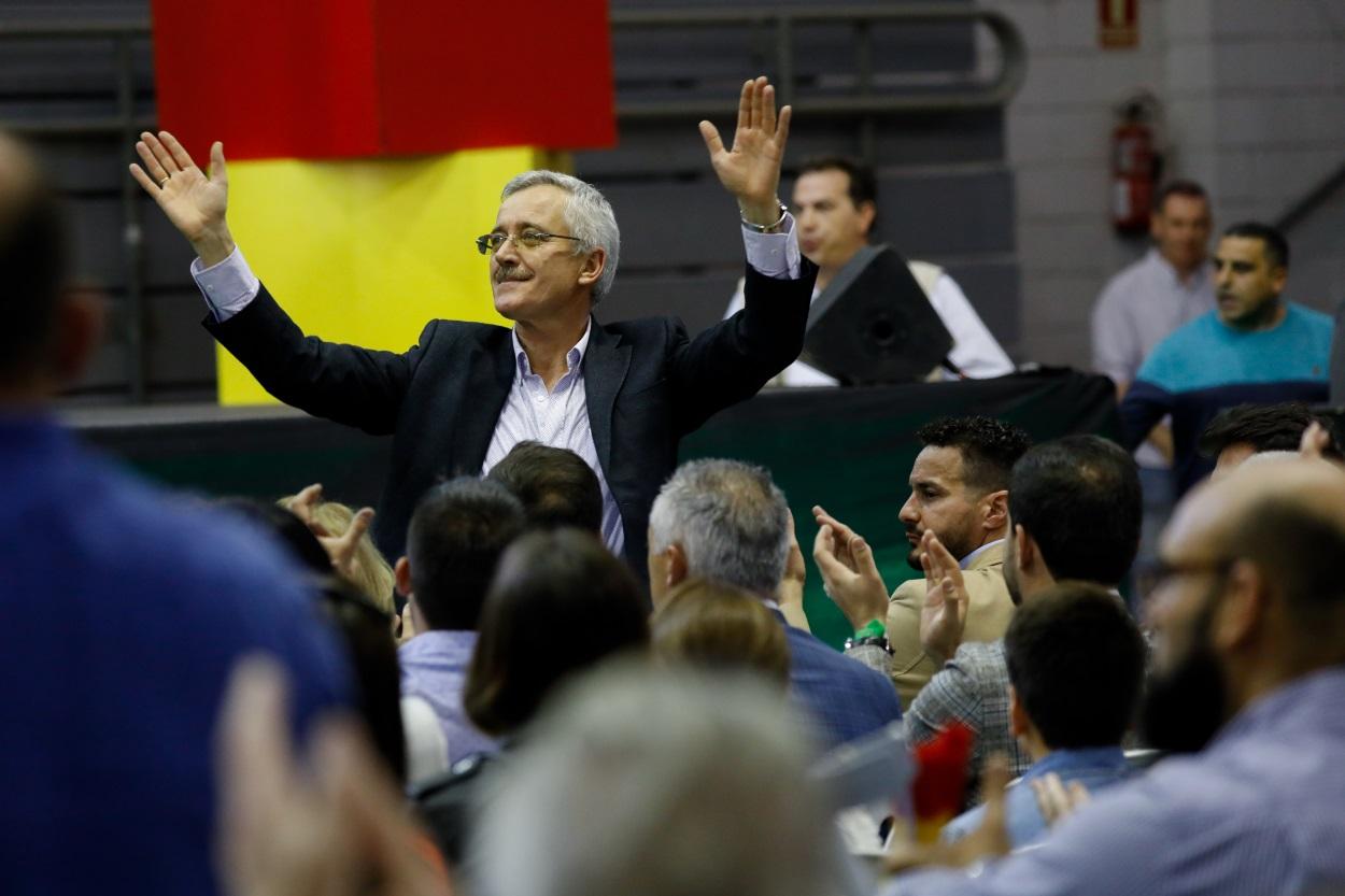 El funcionario de prisiones José Antonio Ortega Lara, saluda durante un acto de Vox en Murcia