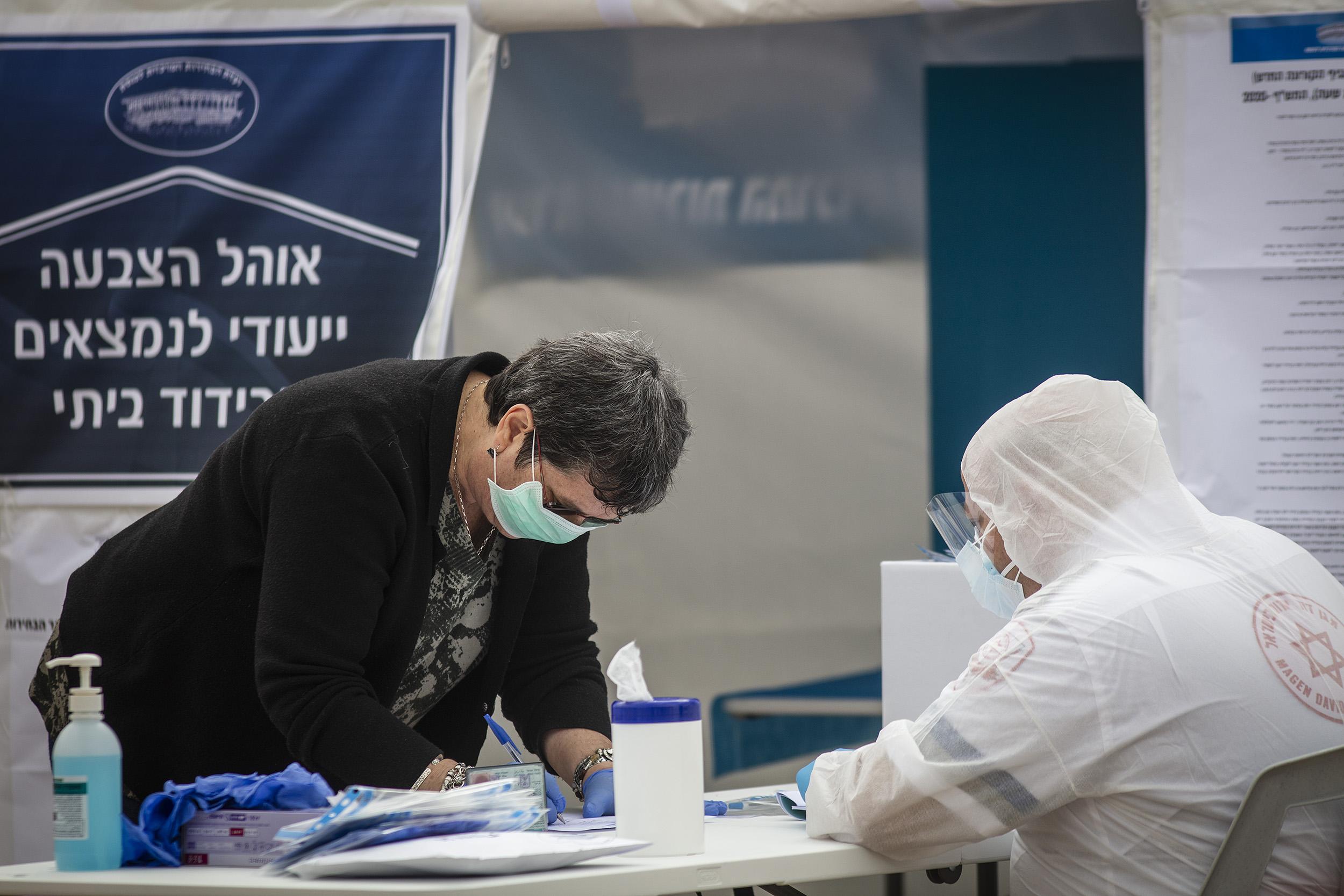 Una mujer ejerce su derecho a voto en Israel / EuropaPress