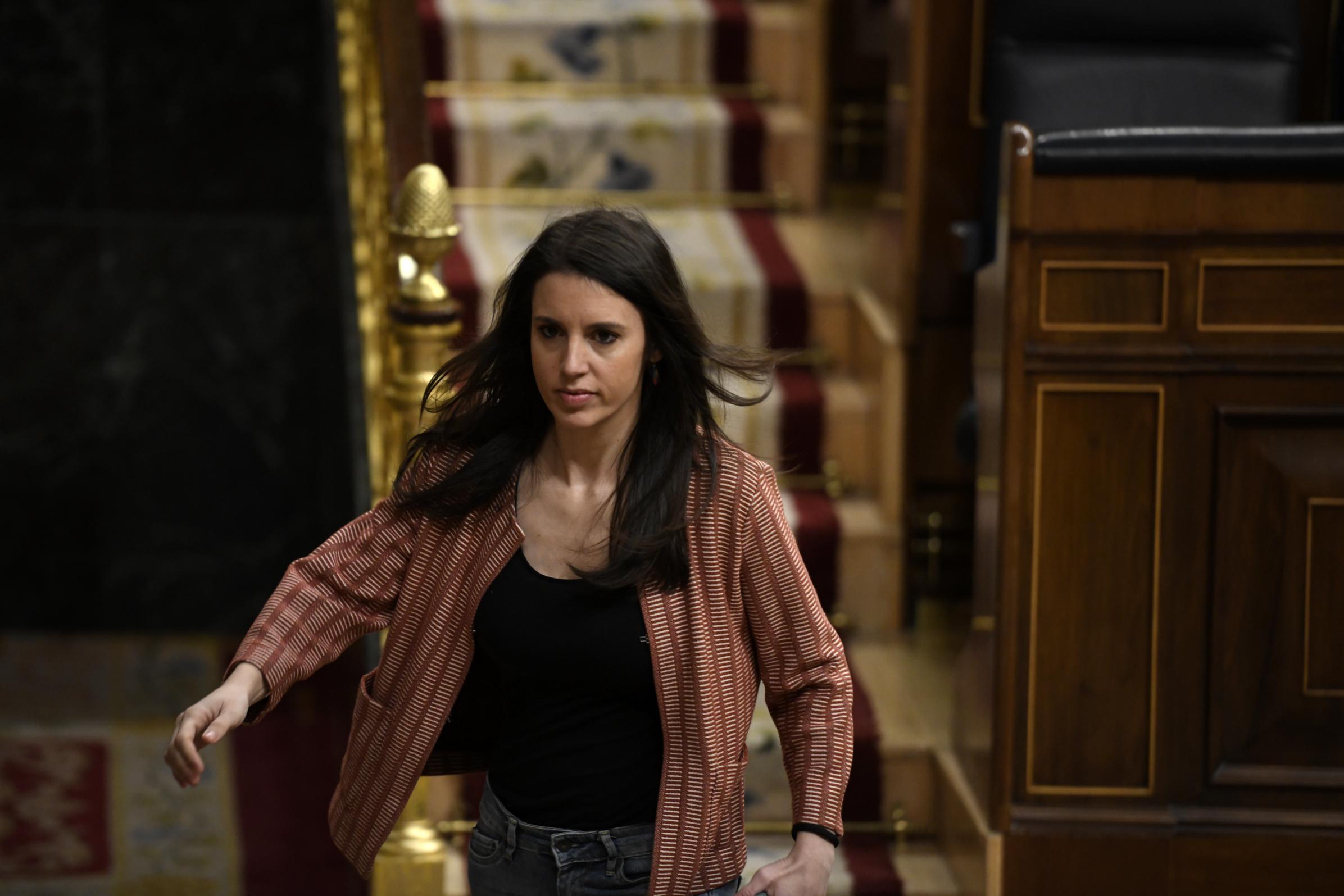 EuropaPress 2676136 La ministra de Igualdad Irene Montero llega al Congreso de los Diputados en la sesión plenaria en la que se examina la senda de estabilidad presupuestaria acuerdo del Gobierno que se 