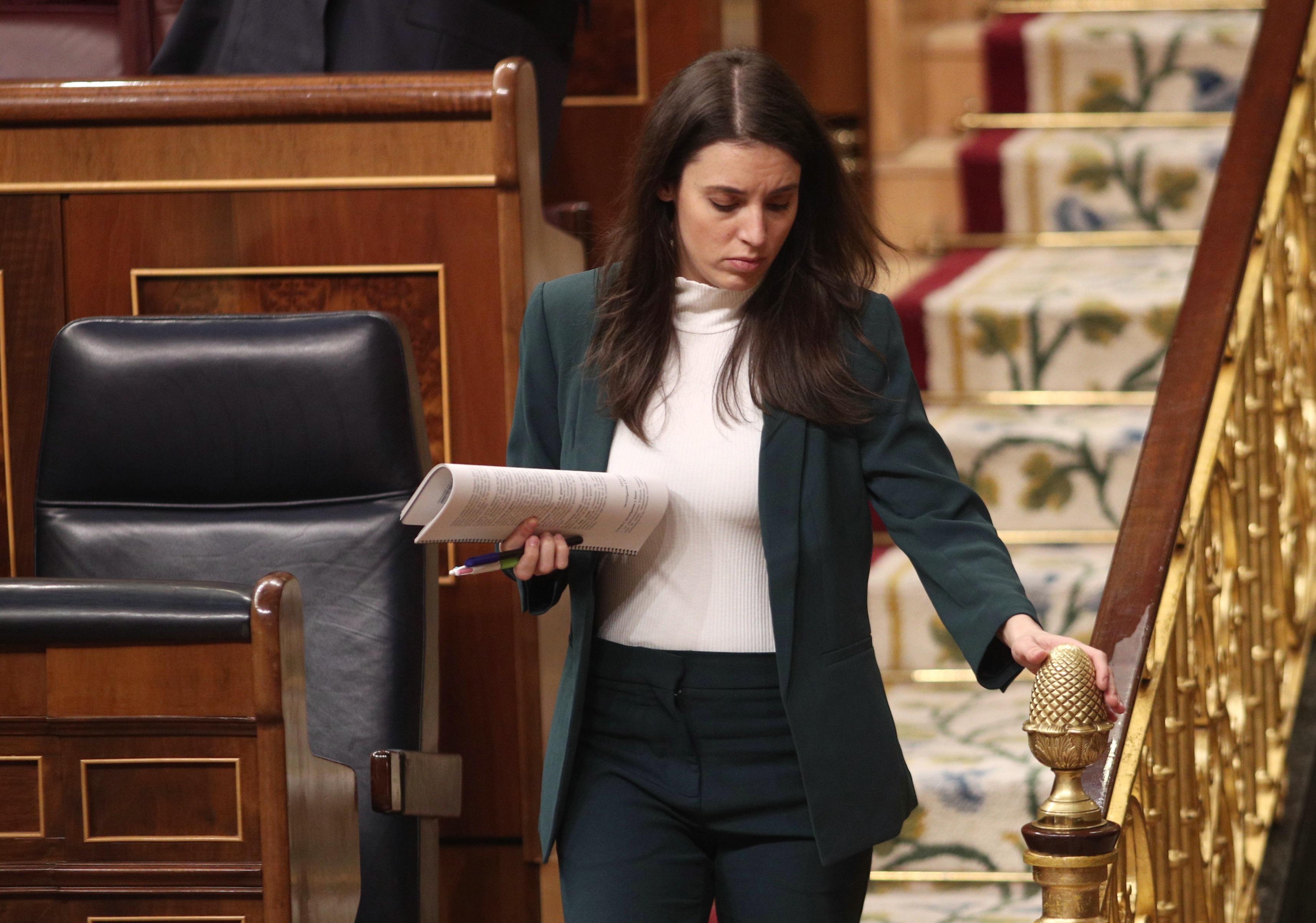 La ministra de Igualdad Irene Montero abandona el hemiciclo del Congreso durante la primera sesión de control al Gobierno en la XIV Legislatura  en el Congreso de los Diputados Madrid. Europa Press