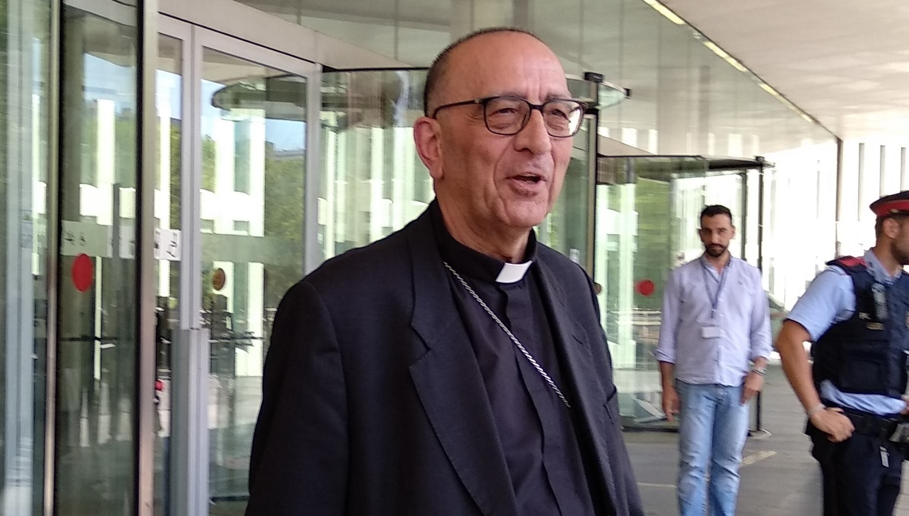 l arzobispo de Barcelona, el cardenal Joan Josep Omella, a la salida de la Ciutat de la Justícia