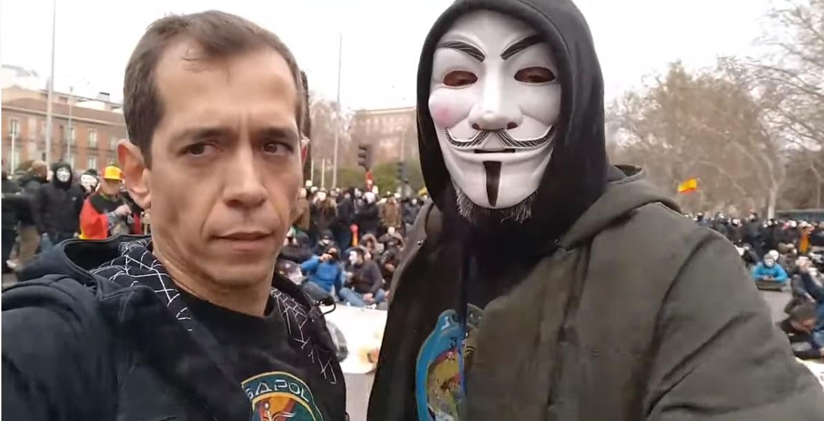 El policía nacional Alejandro León (i) junto a otro manifestante. Fuente: vídeo en Youtube