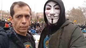 El policía nacional Alejandro León (i) junto a otro manifestante. Fuente: vídeo en Youtube