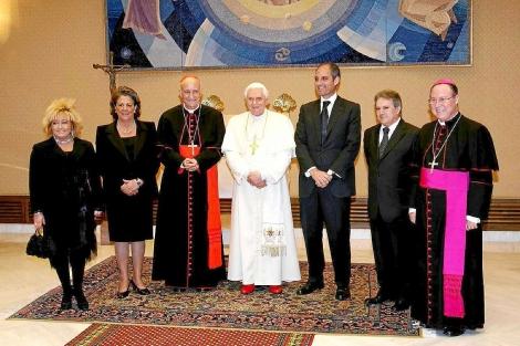 Rita Barberá (2i), el papa Benedicto XVI (c) y Francisco Camps (3d). 