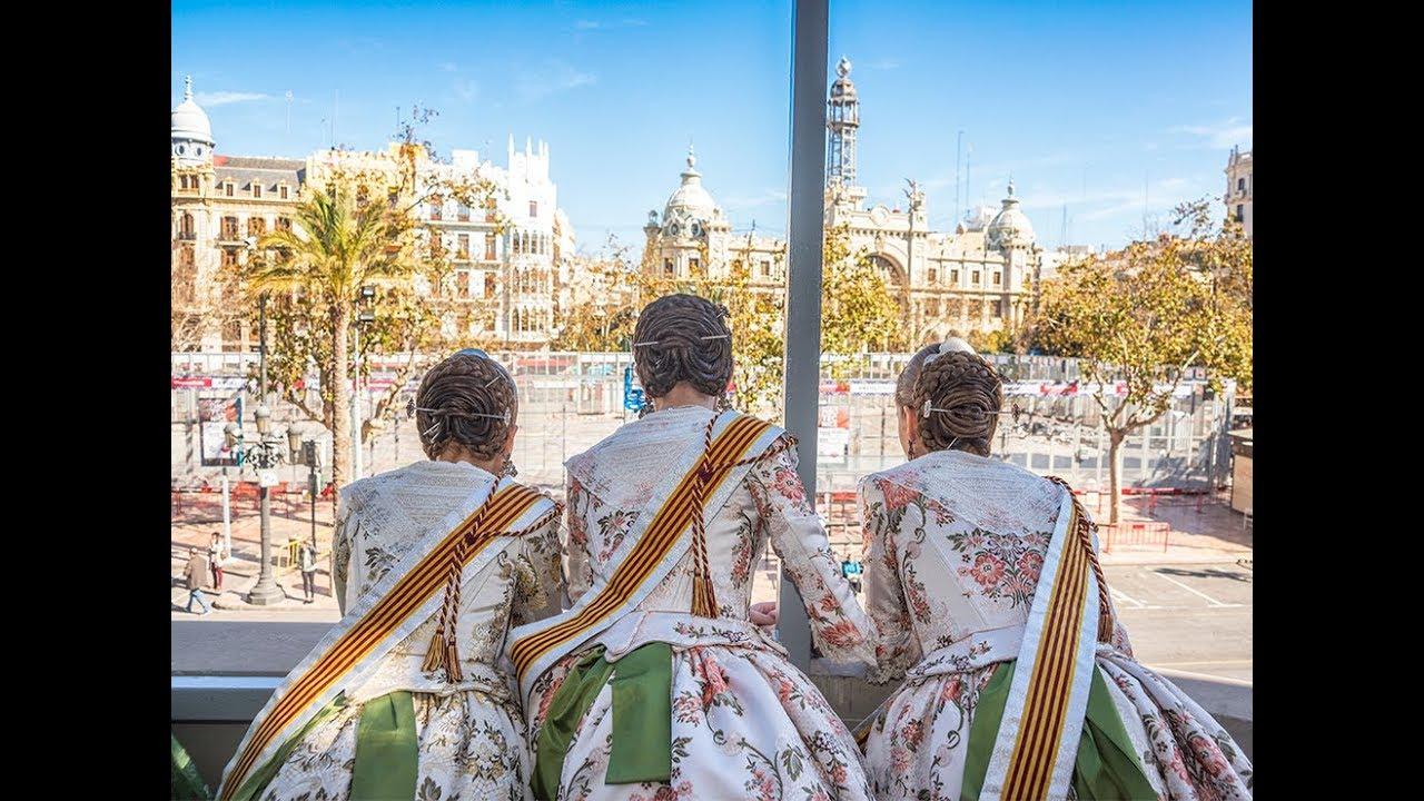 Las falleras son las grandes protagonistas de las Fallas en Valencia. TURISMO