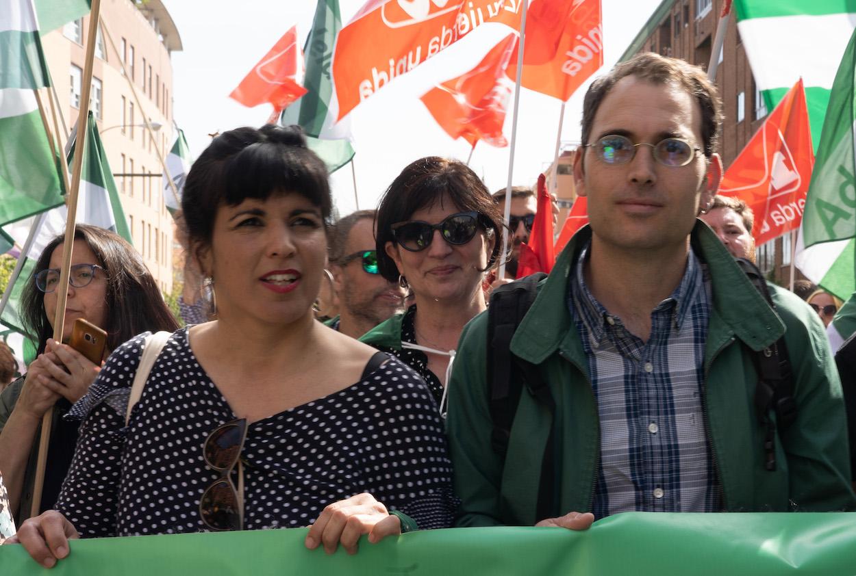 Teresa Rodríguez y Toni Valero, en la Marcha por la Dignidad del 28 F. Detrás, la senadora Pilar González. EDUARDO BRIONES/EP 