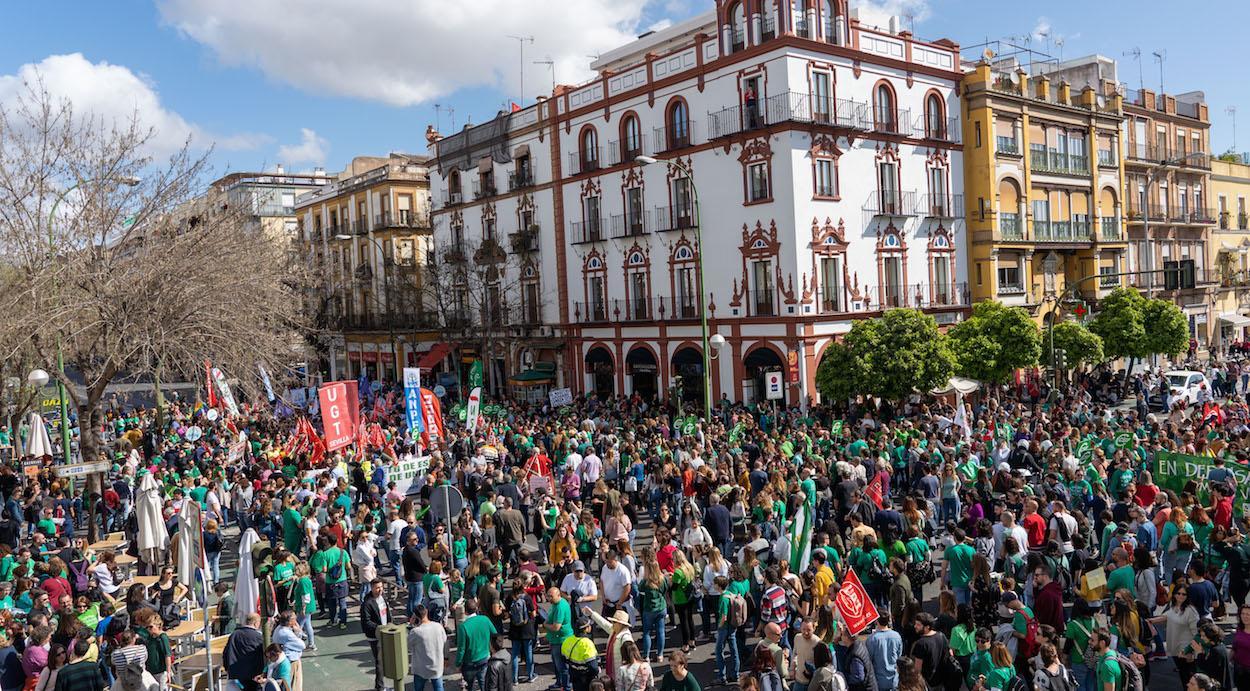 Concentración de docentes hoy en Sevilla. EDUARDO BRIONES/ EP